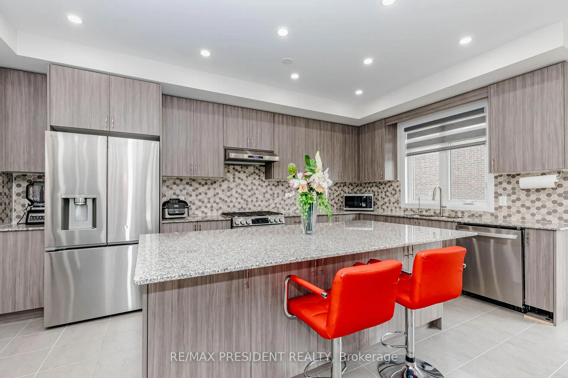 Photo 18 of 405 Newman Drive, Cambridge, Westview — HOMEH