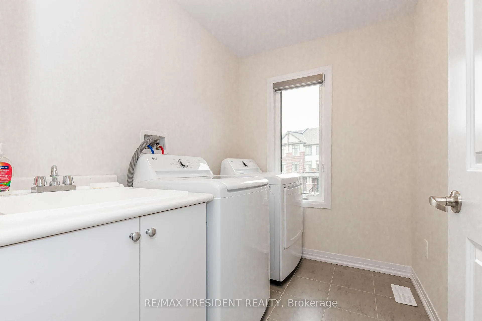 Photo 43 of 405 Newman Drive, Cambridge, Westview — HOMEH
