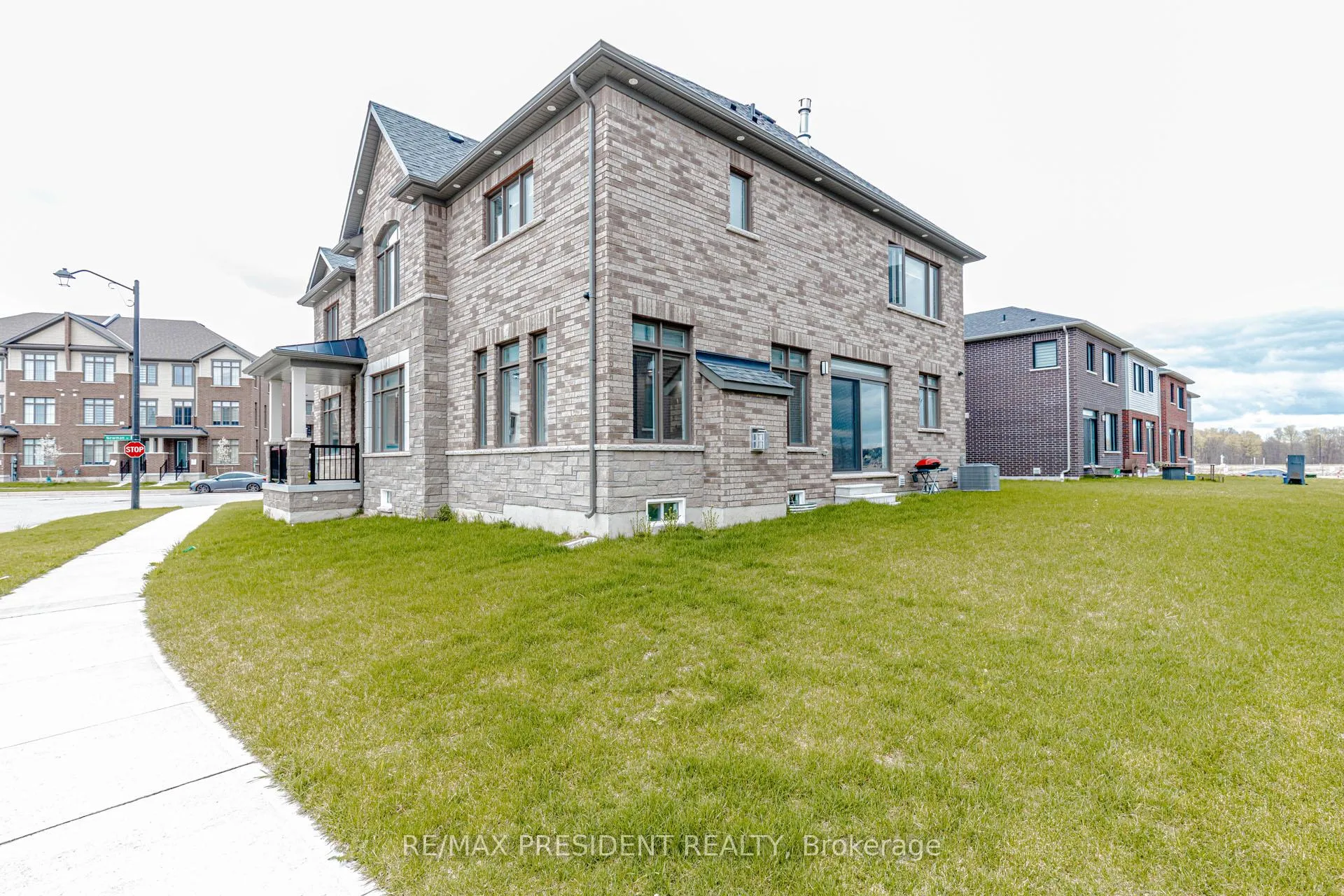 Photo 46 of 405 Newman Drive, Cambridge, Westview — HOMEH