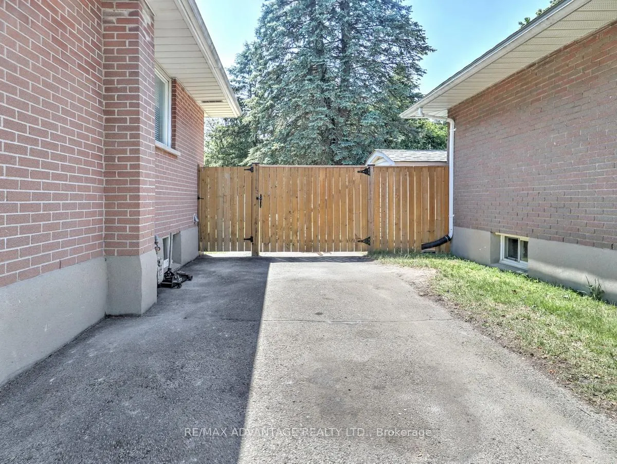 Photo 2 of 63 Pawnee Crescent, London, East D — HOMEH