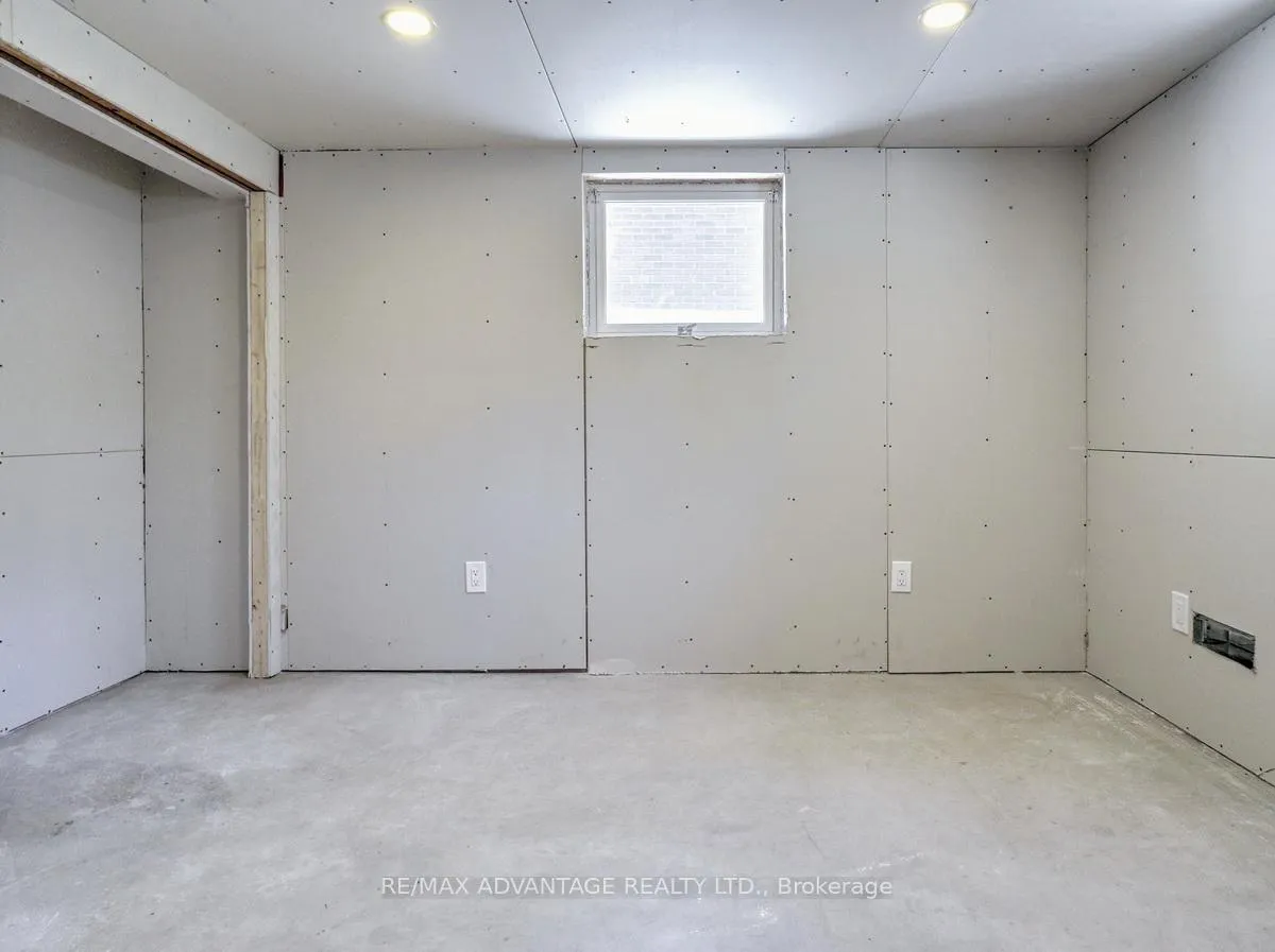 Photo 30 of 63 Pawnee Crescent, London, East D — HOMEH