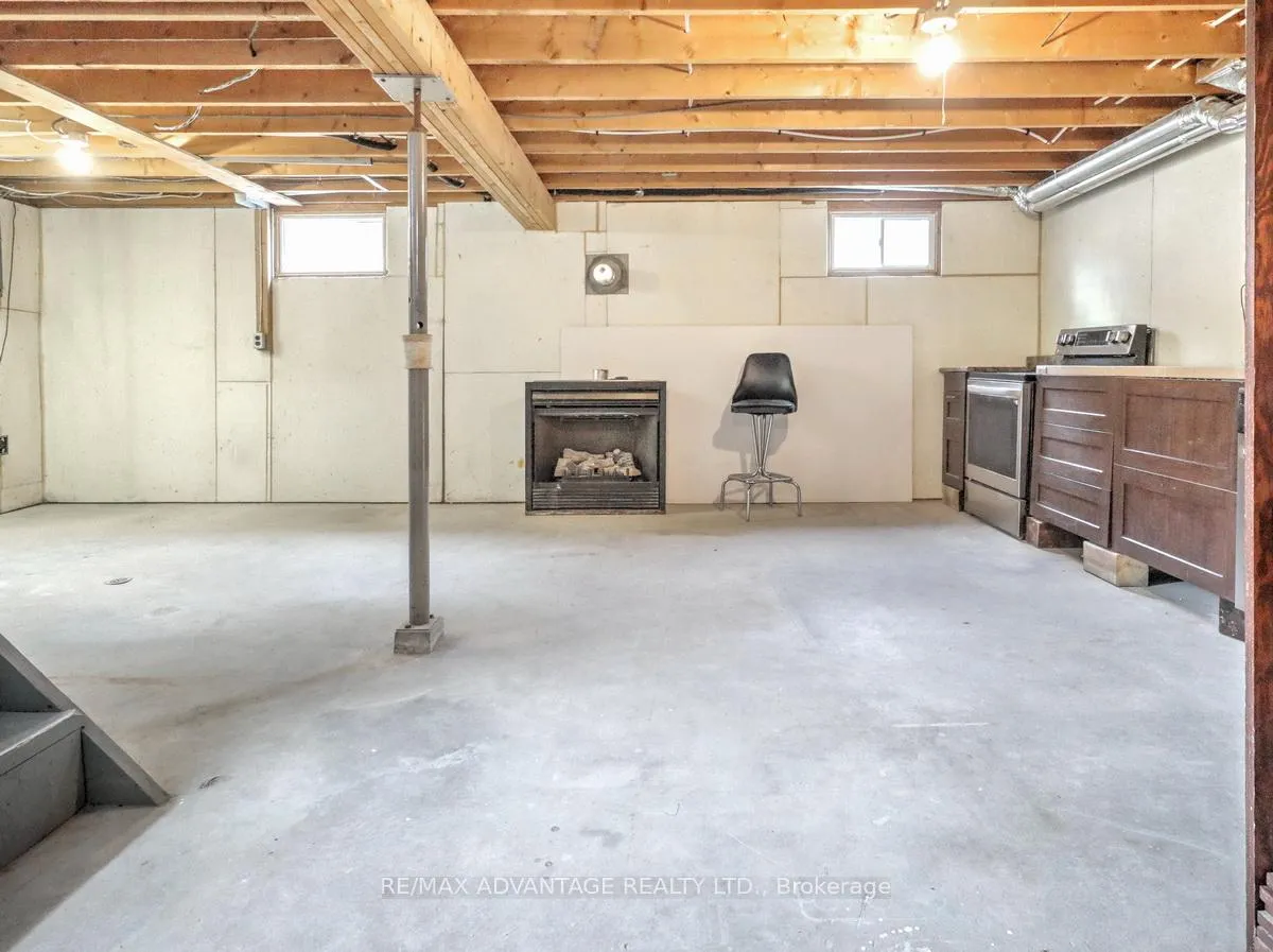 Photo 33 of 63 Pawnee Crescent, London, East D — HOMEH