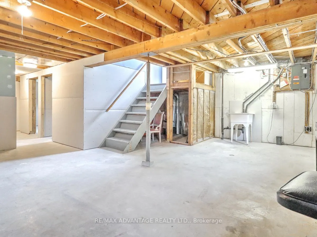 Photo 34 of 63 Pawnee Crescent, London, East D — HOMEH