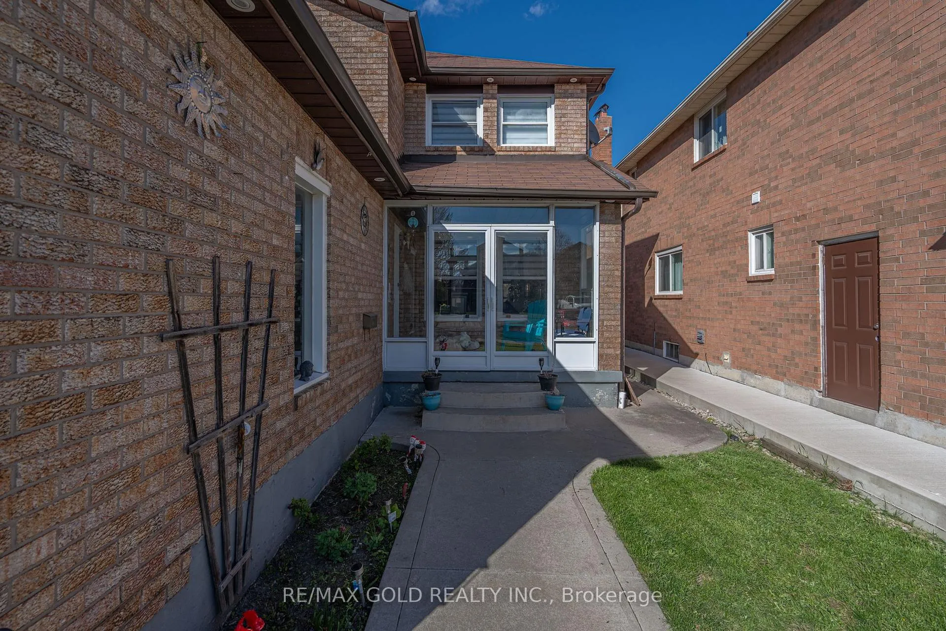 Photo 2 of 103 Lord Simcoe Drive, Brampton, Westgate — HOMEH