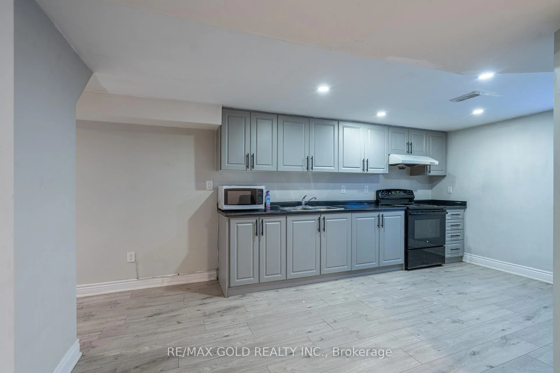 Photo 37 of 103 Lord Simcoe Drive, Brampton, Westgate — HOMEH