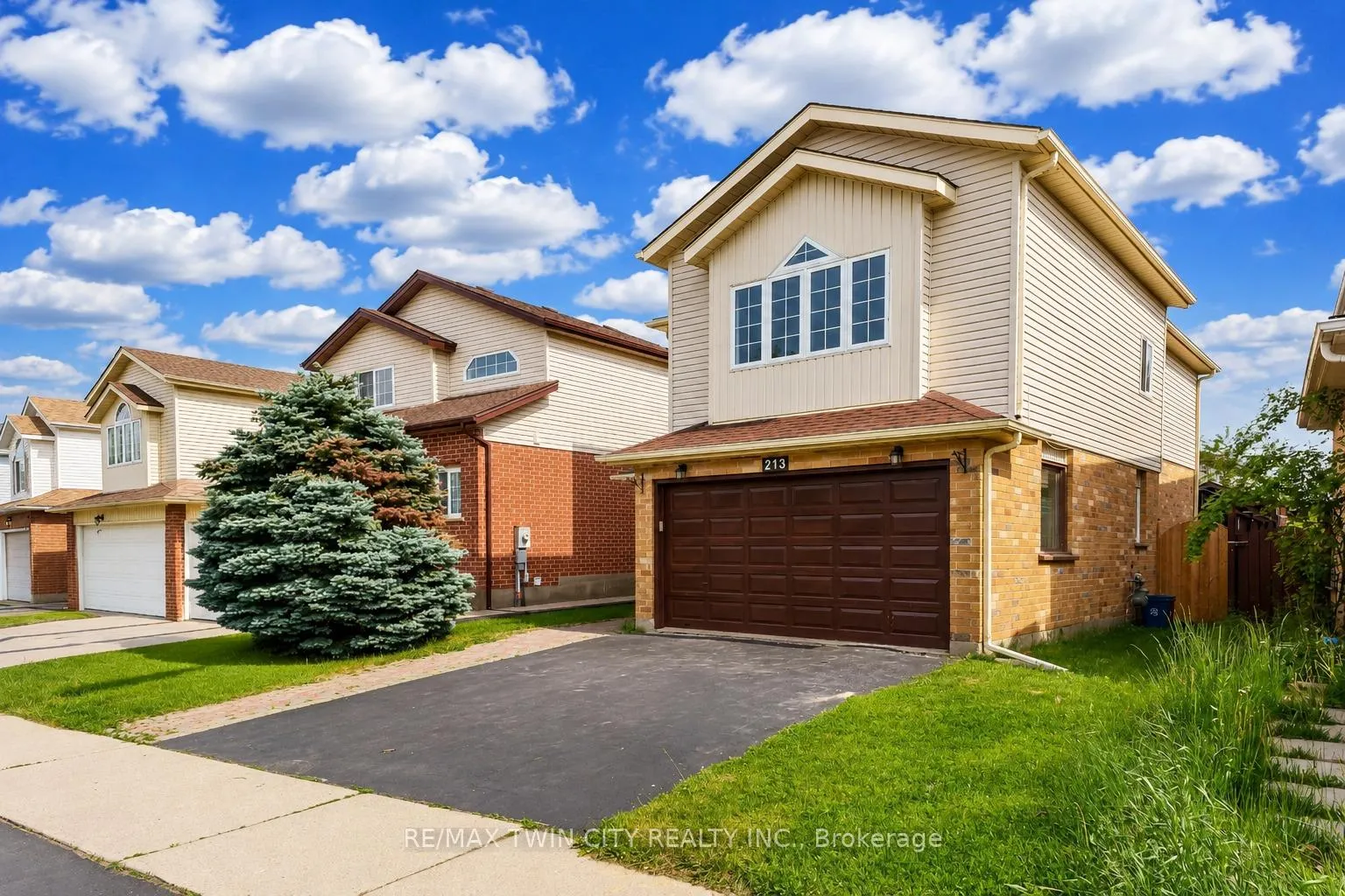 Photo 2 of 213 Grey Fox Drive, Kitchener — HOMEH