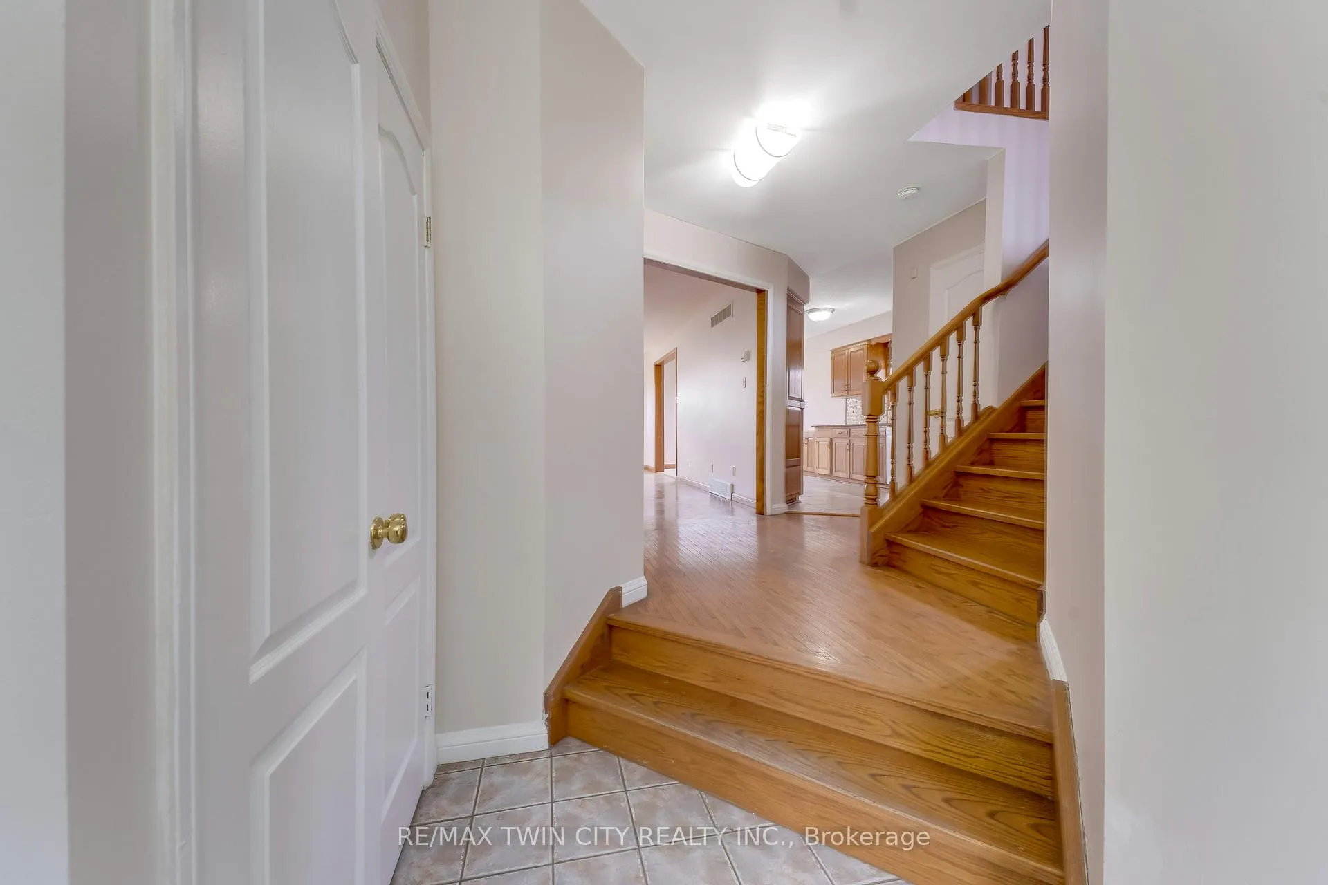 Photo 4 of 213 Grey Fox Drive, Kitchener — HOMEH