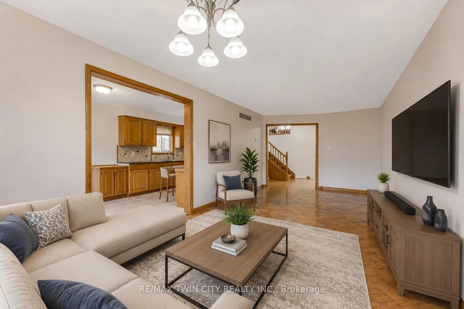 Photo 5 of 213 Grey Fox Drive, Kitchener — HOMEH
