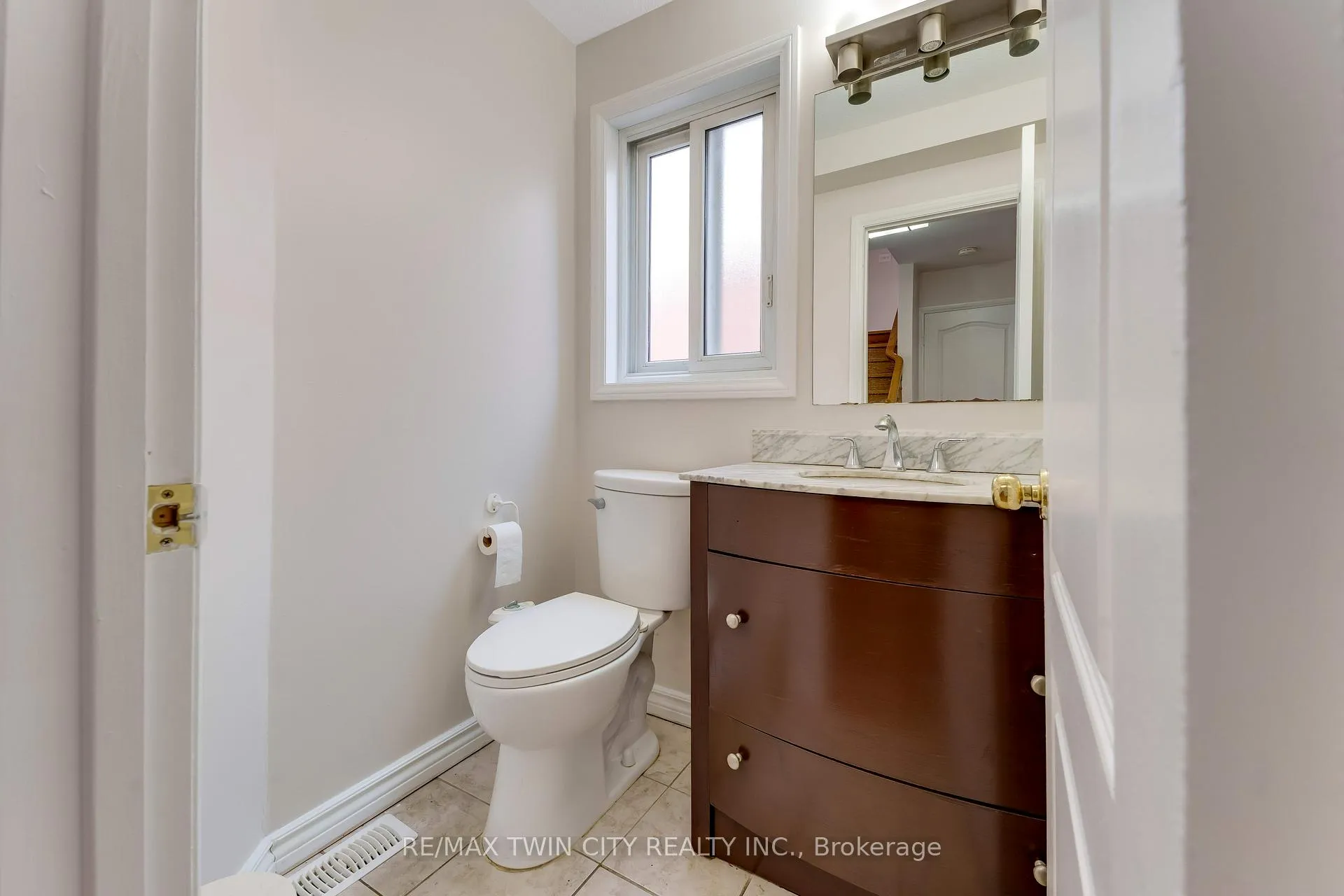 Photo 6 of 213 Grey Fox Drive, Kitchener — HOMEH