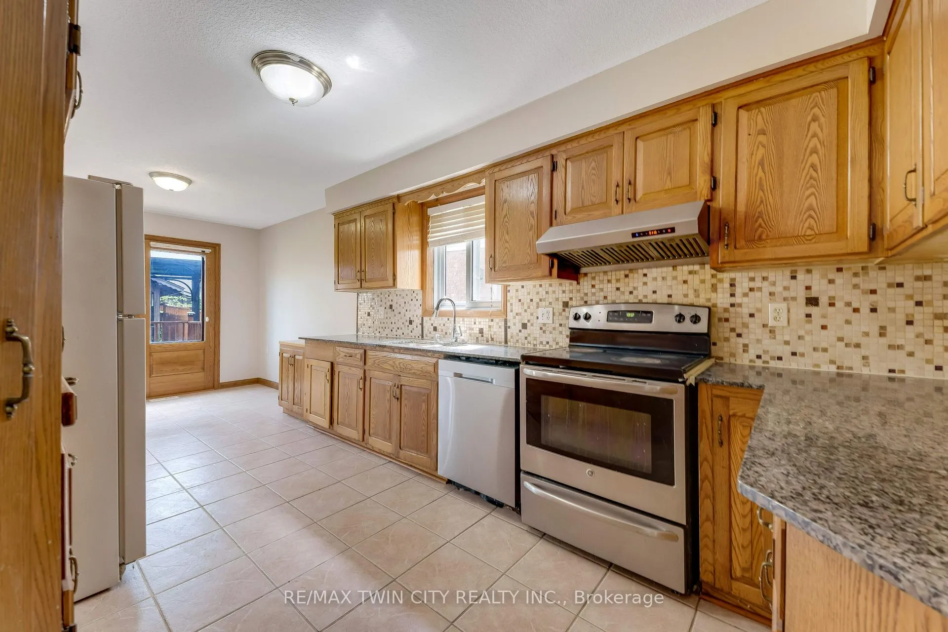 Photo 10 of 213 Grey Fox Drive, Kitchener — HOMEH