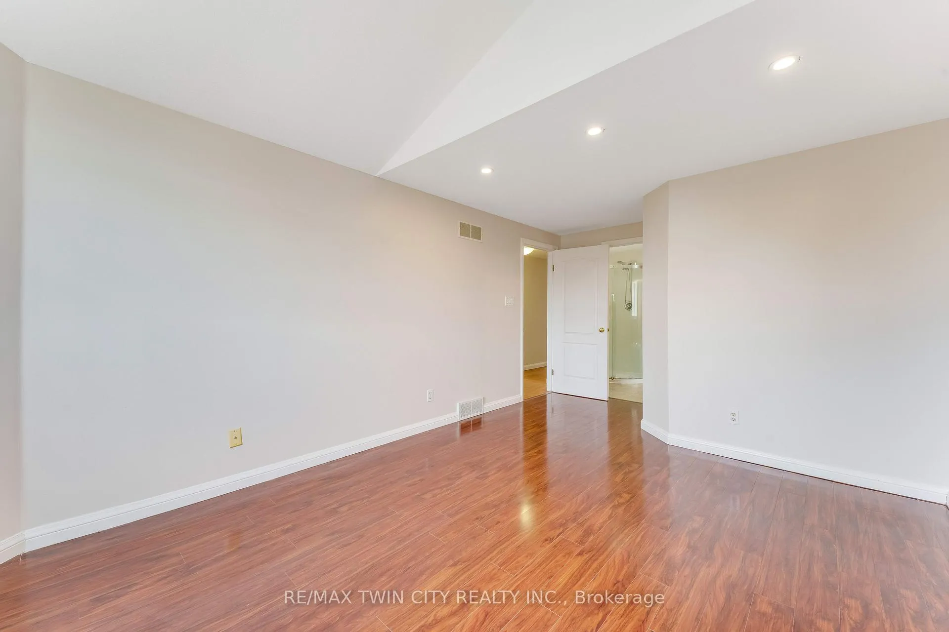 Photo 17 of 213 Grey Fox Drive, Kitchener — HOMEH