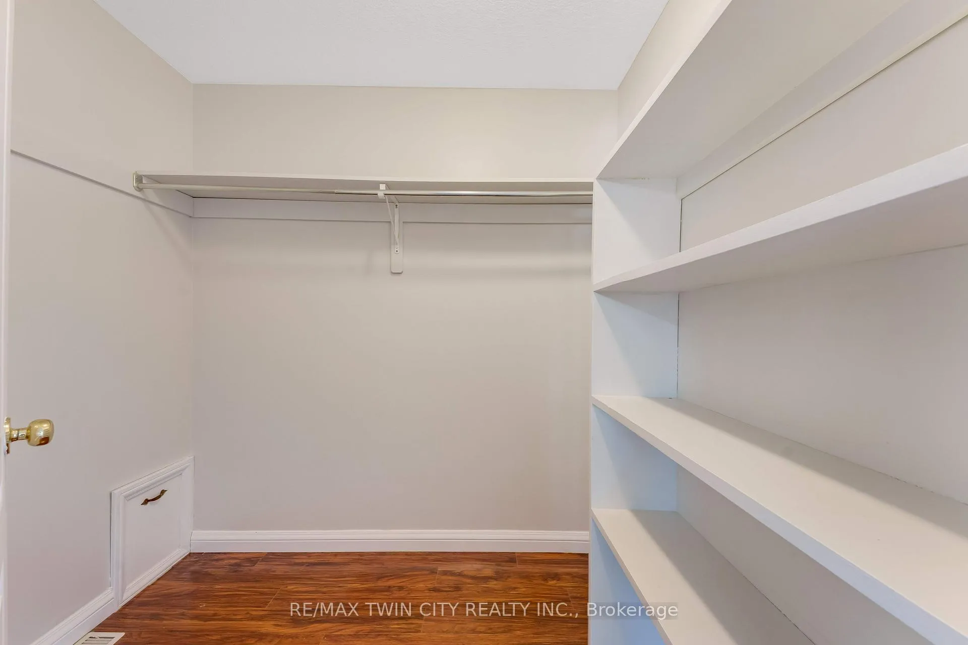 Photo 18 of 213 Grey Fox Drive, Kitchener — HOMEH