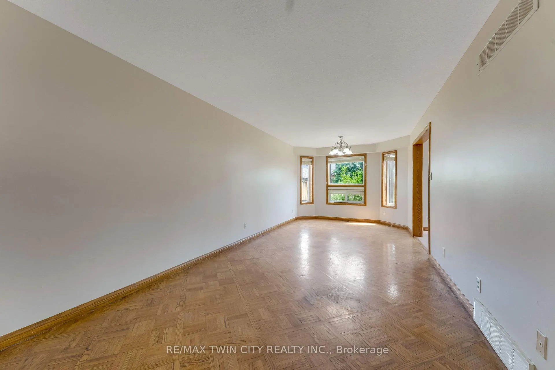 Photo 29 of 213 Grey Fox Drive, Kitchener — HOMEH