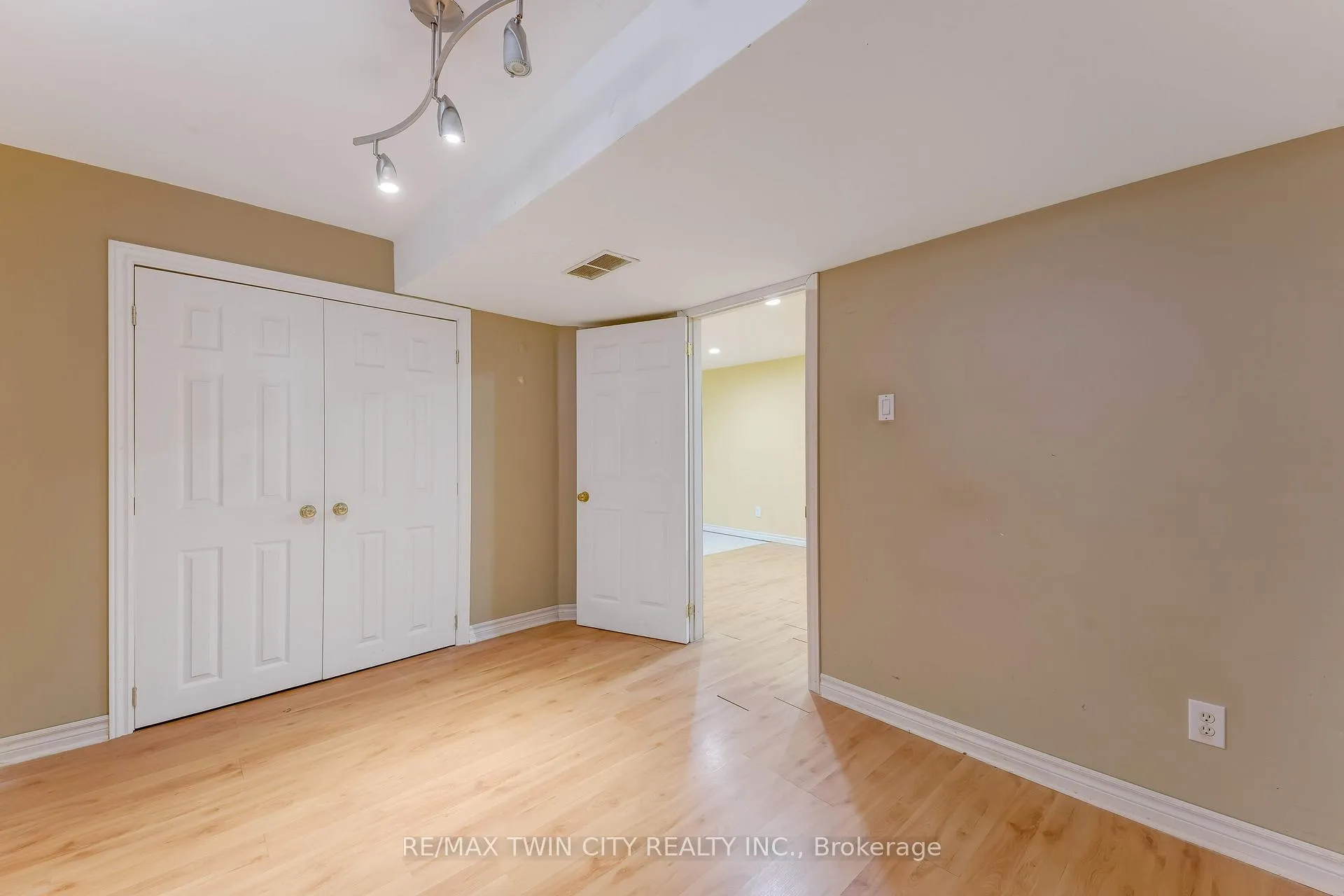 Photo 33 of 213 Grey Fox Drive, Kitchener — HOMEH