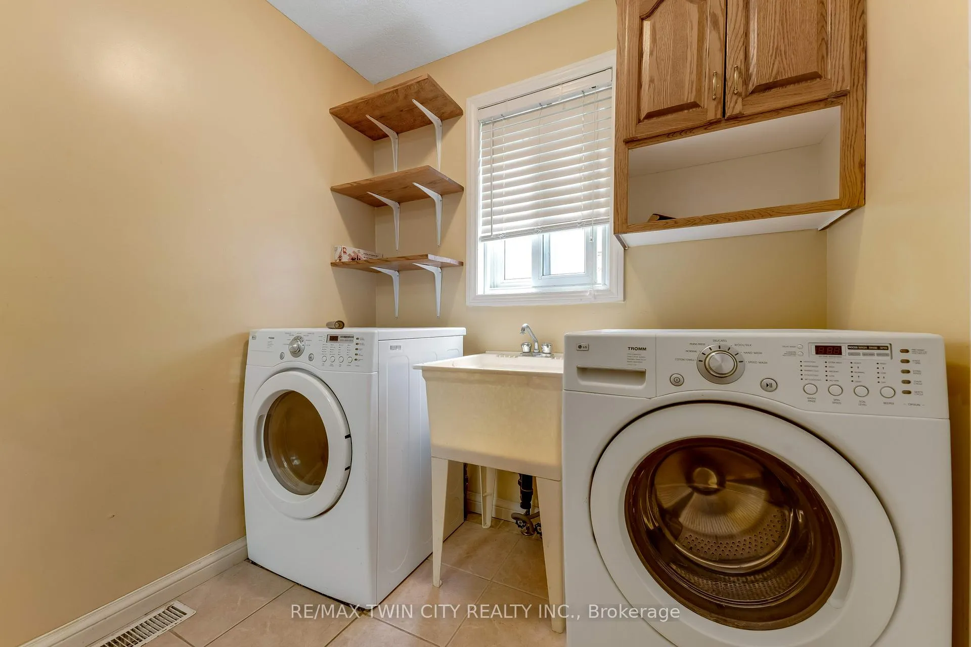 Photo 34 of 213 Grey Fox Drive, Kitchener — HOMEH