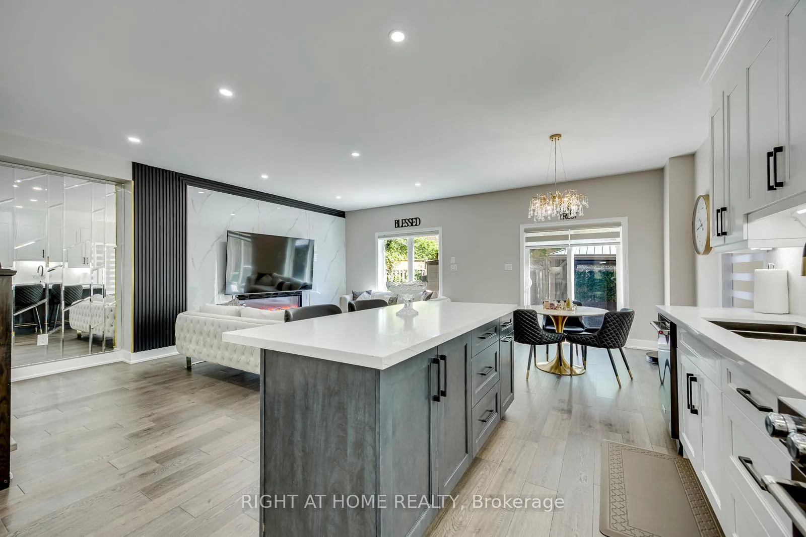 Photo 19 of 1451 Tobyn Drive, Burlington, Tansley — HOMEH