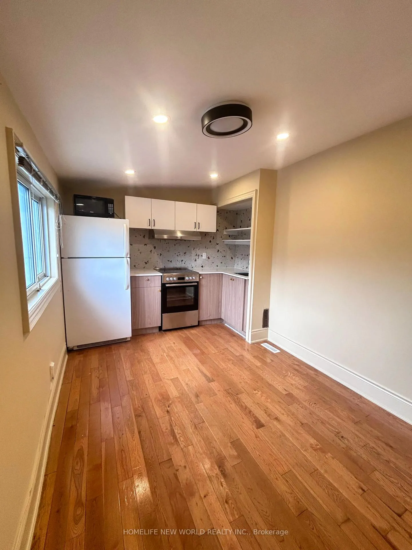 Photo 3 of Unit upper, 11 Humber Boulevard, Toronto, Rockcliffe-Smythe — HOMEH