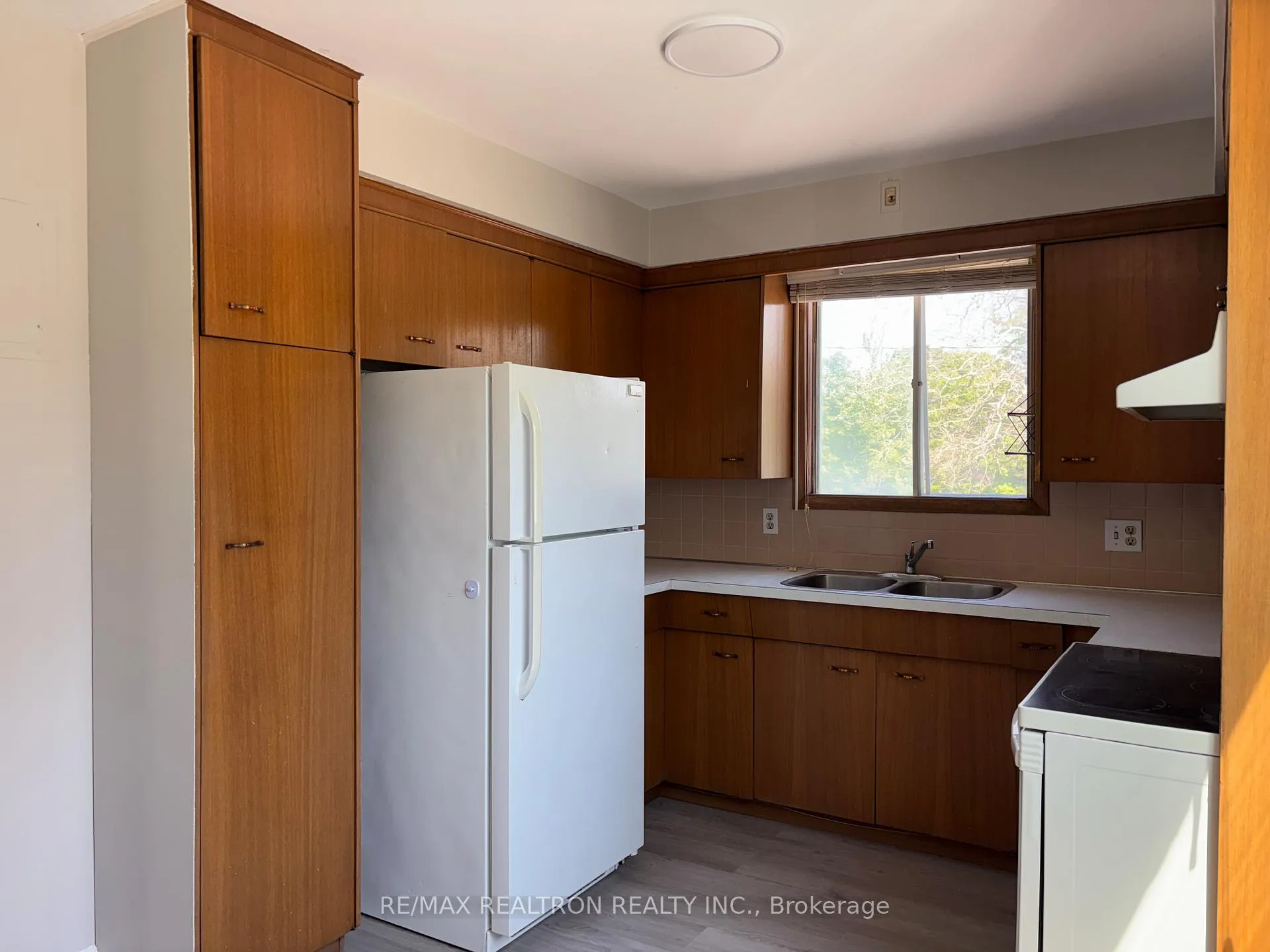 Photo 9 of 327 Glenridge Avenue, St. Catharines, Glendale/Glenridge — HOMEH