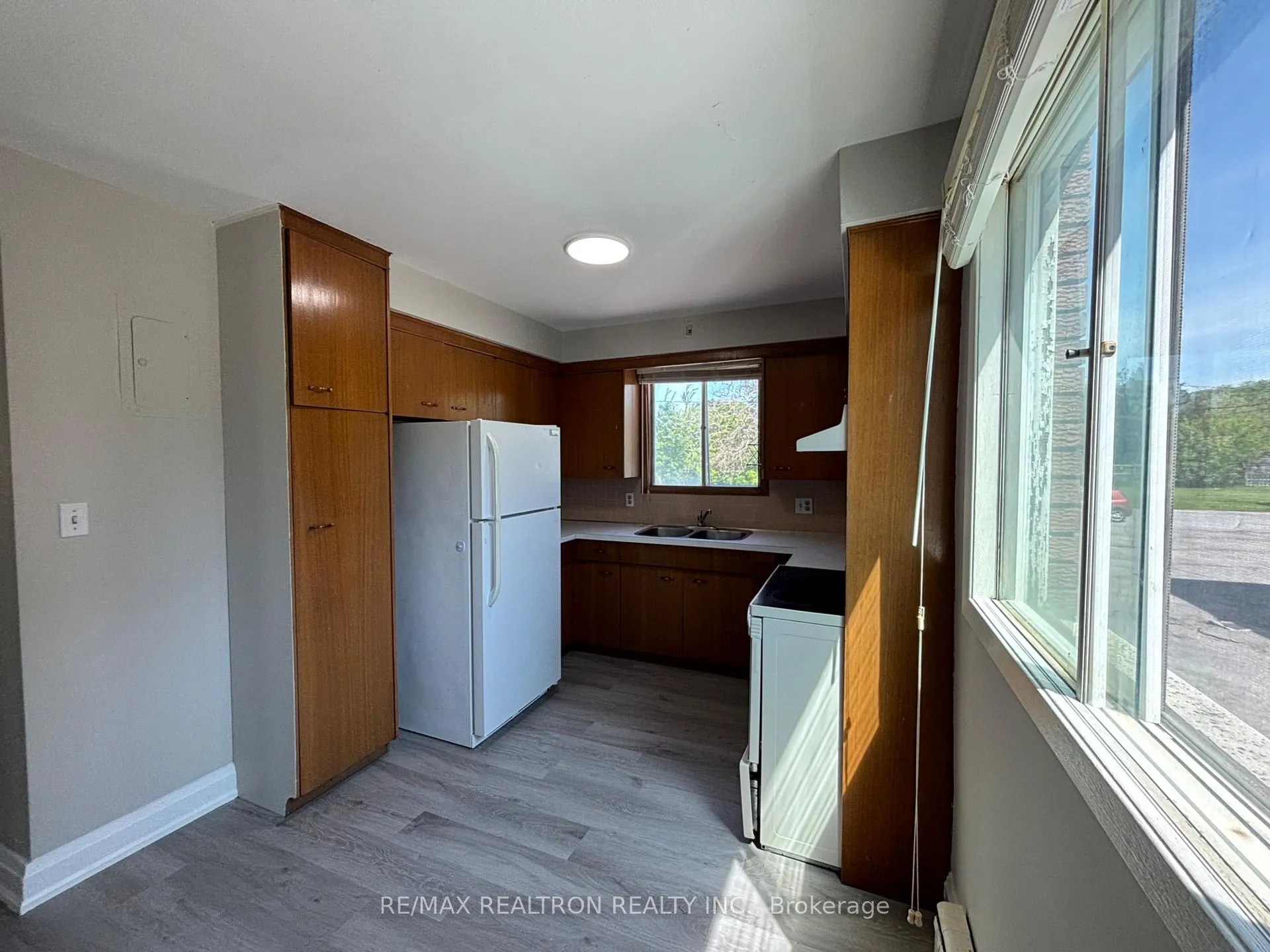 Photo 10 of 327 Glenridge Avenue, St. Catharines, Glendale/Glenridge — HOMEH