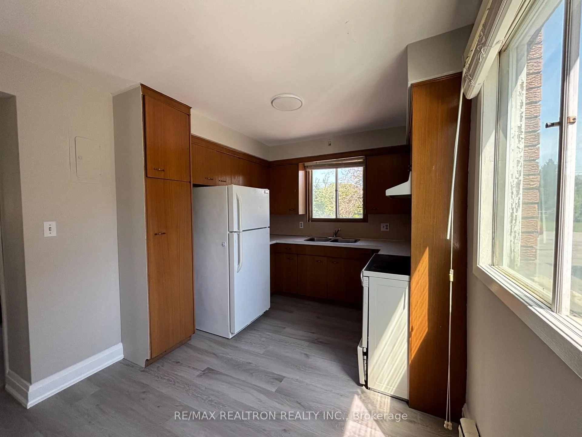 Photo 12 of 327 Glenridge Avenue, St. Catharines, Glendale/Glenridge — HOMEH