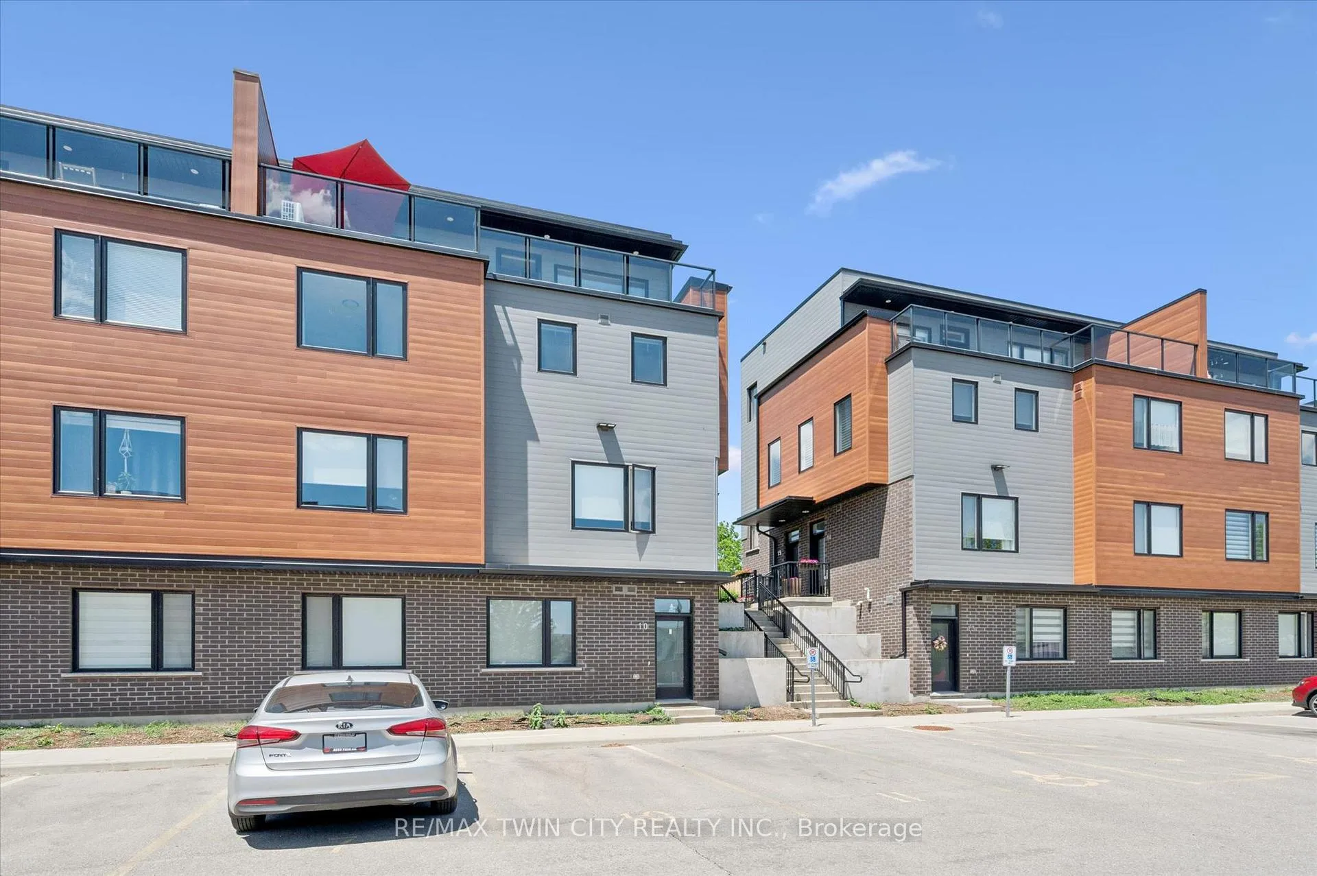 Photo 3 of Unit 12, 54 Bridge Street W, Kitchener, University Downs — HOMEH