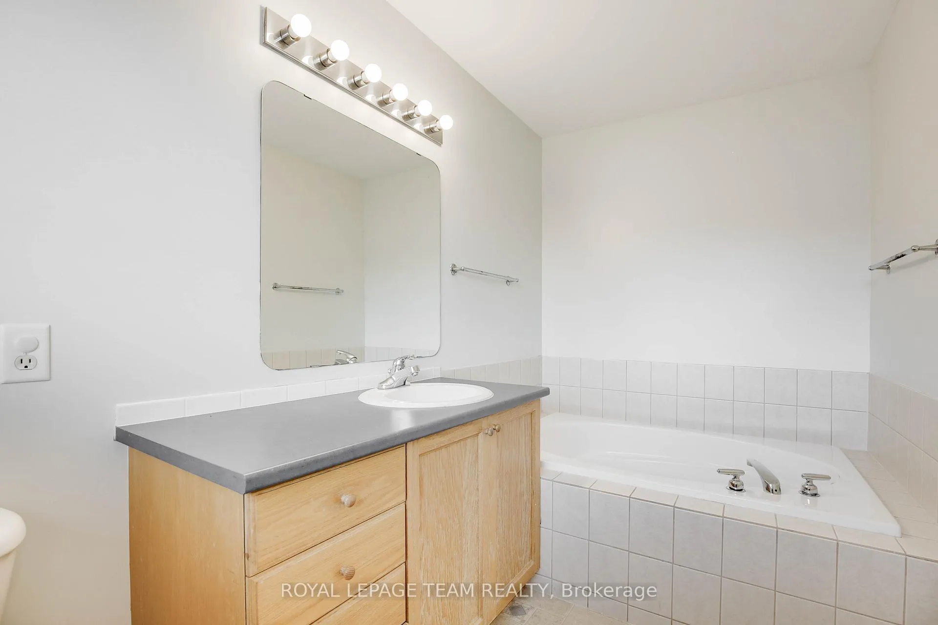 Photo 24 of 33 Scampton Drive, Ottawa, Kanata - Morgan's Grant/South March — HOMEH