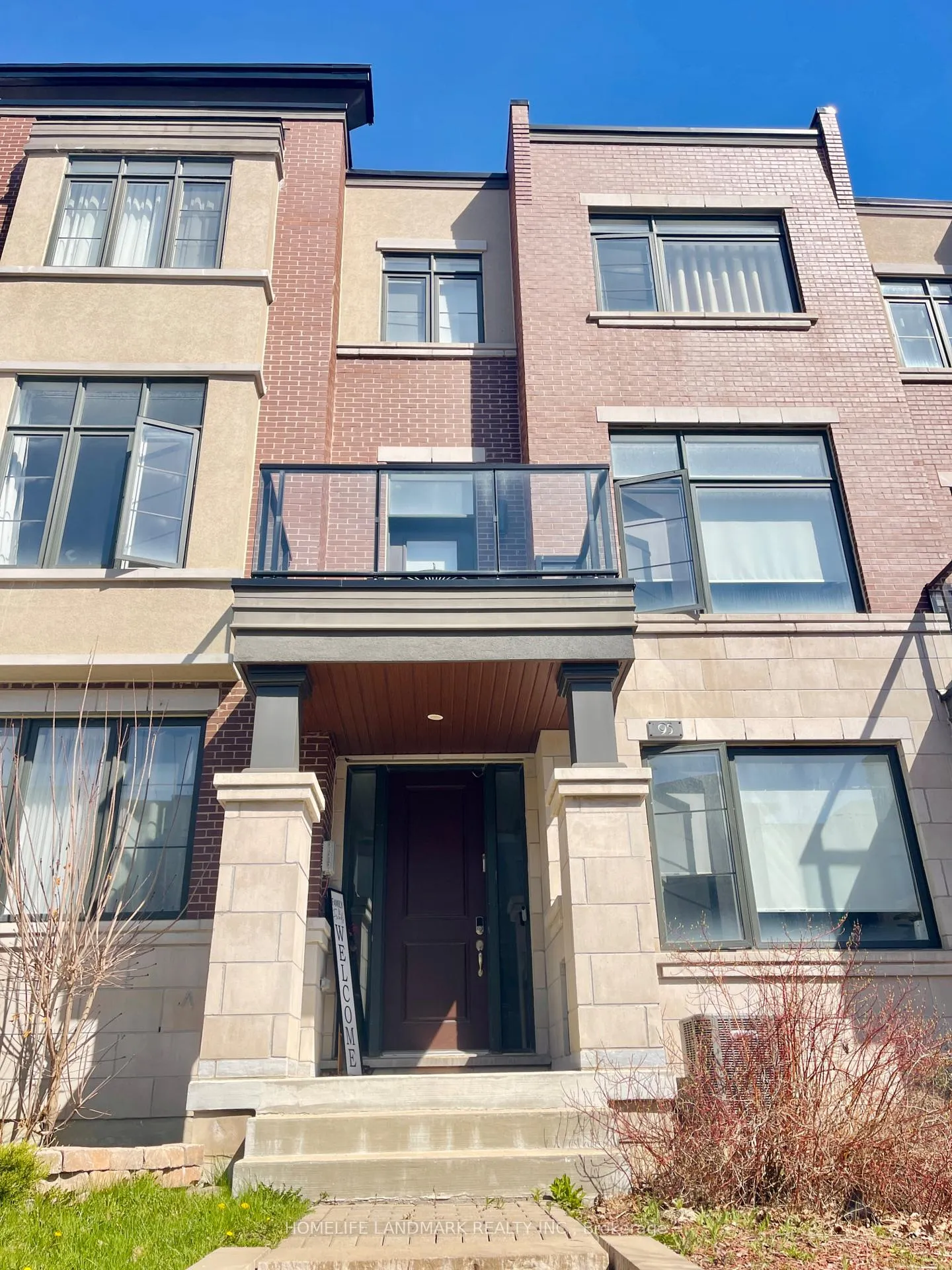 Photo 2 of 95 Carrville Woods Circle, Vaughan, Patterson — HOMEH