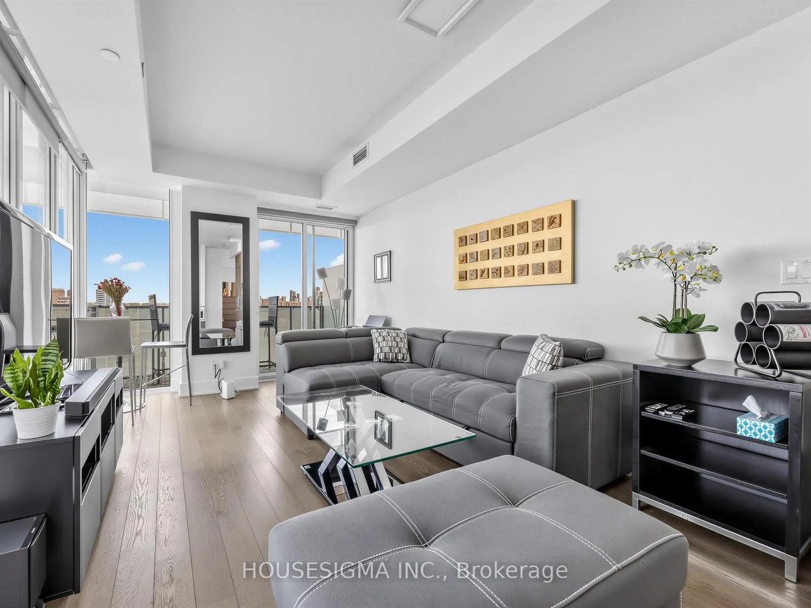 Front of Unit 2109, 200 Bloor Street W