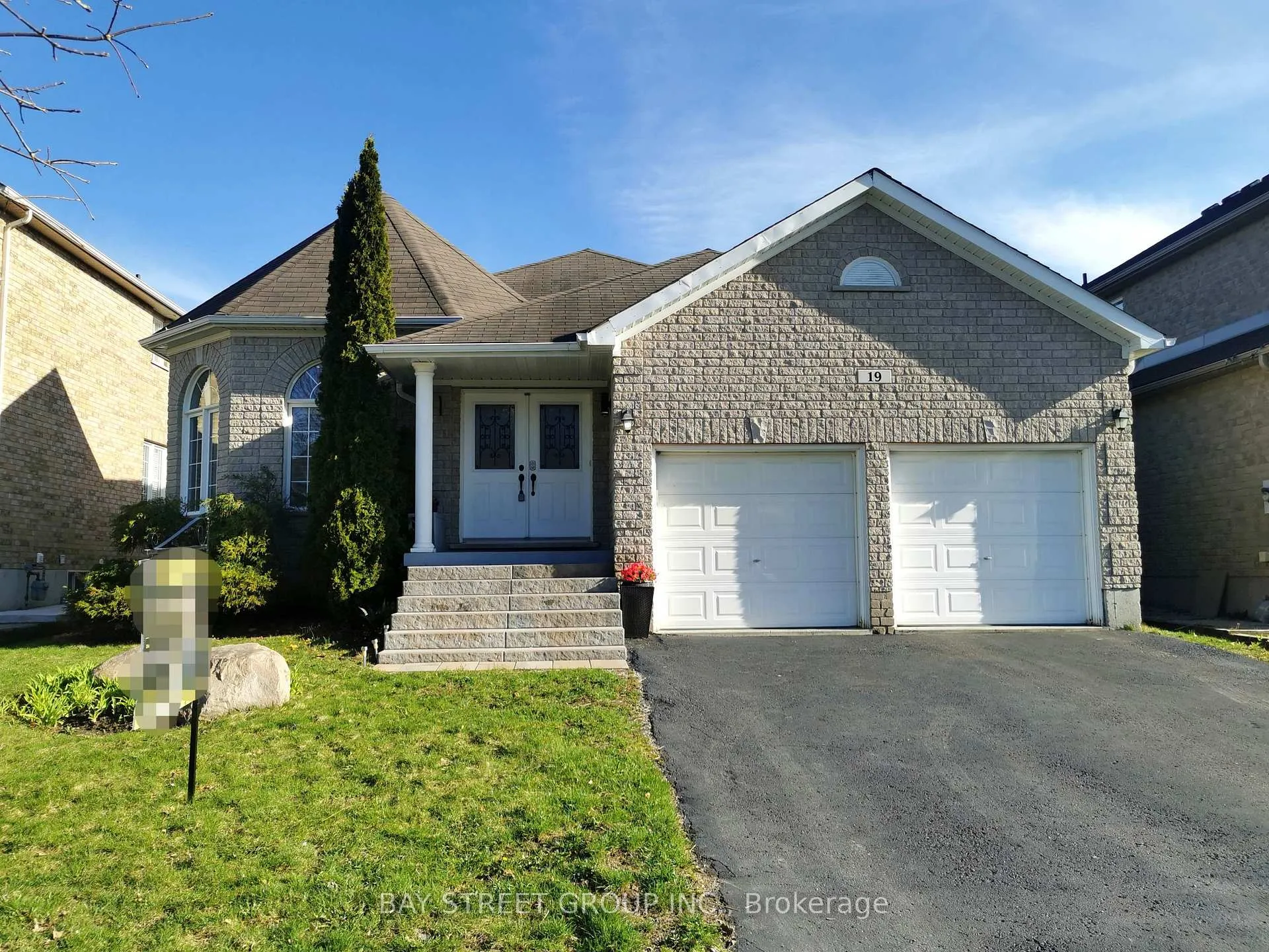 Photo 1 of 19 Falcon Crescent, Barrie, Innis-Shore — HOMEH