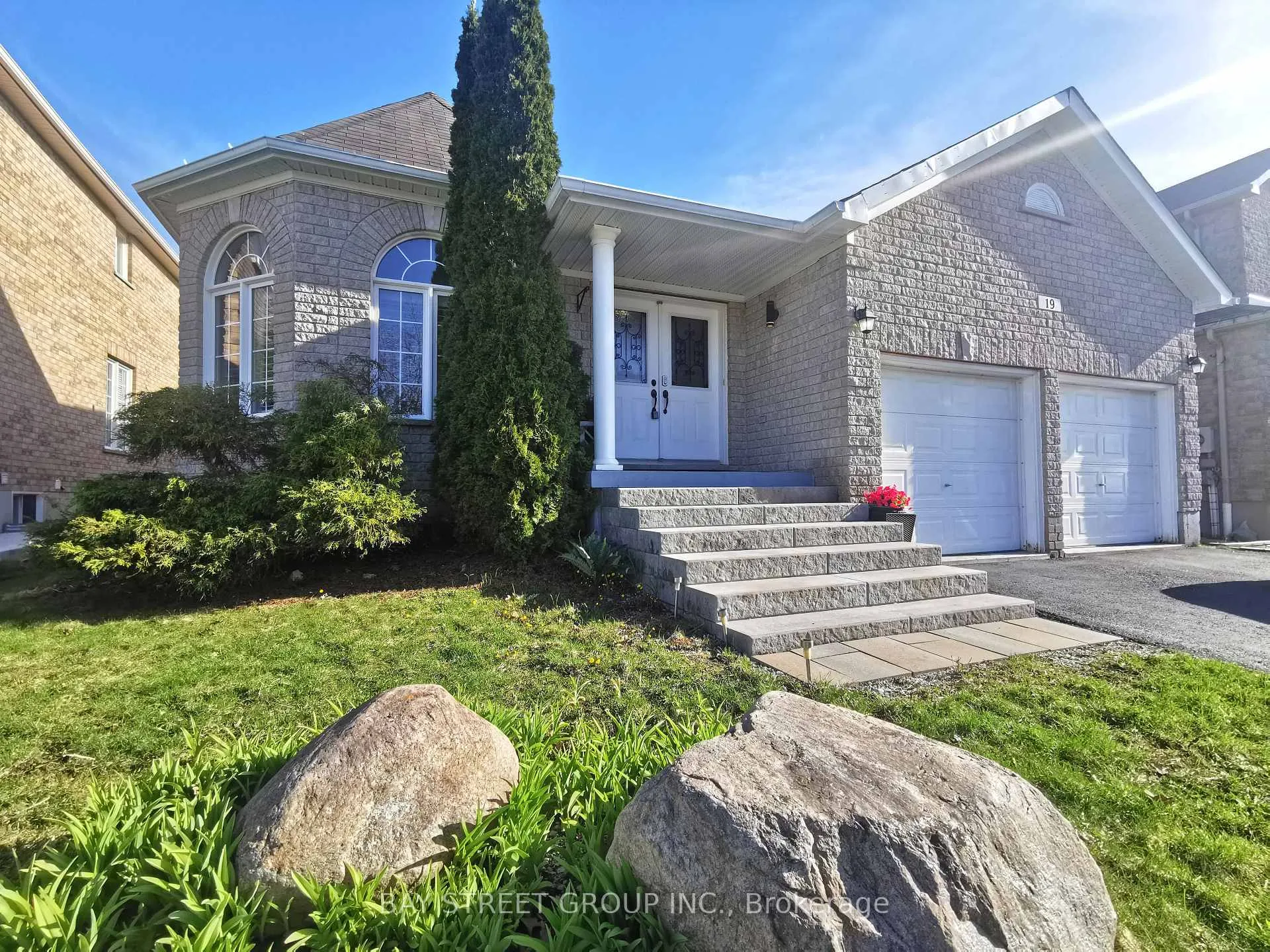 Photo 2 of 19 Falcon Crescent, Barrie, Innis-Shore — HOMEH