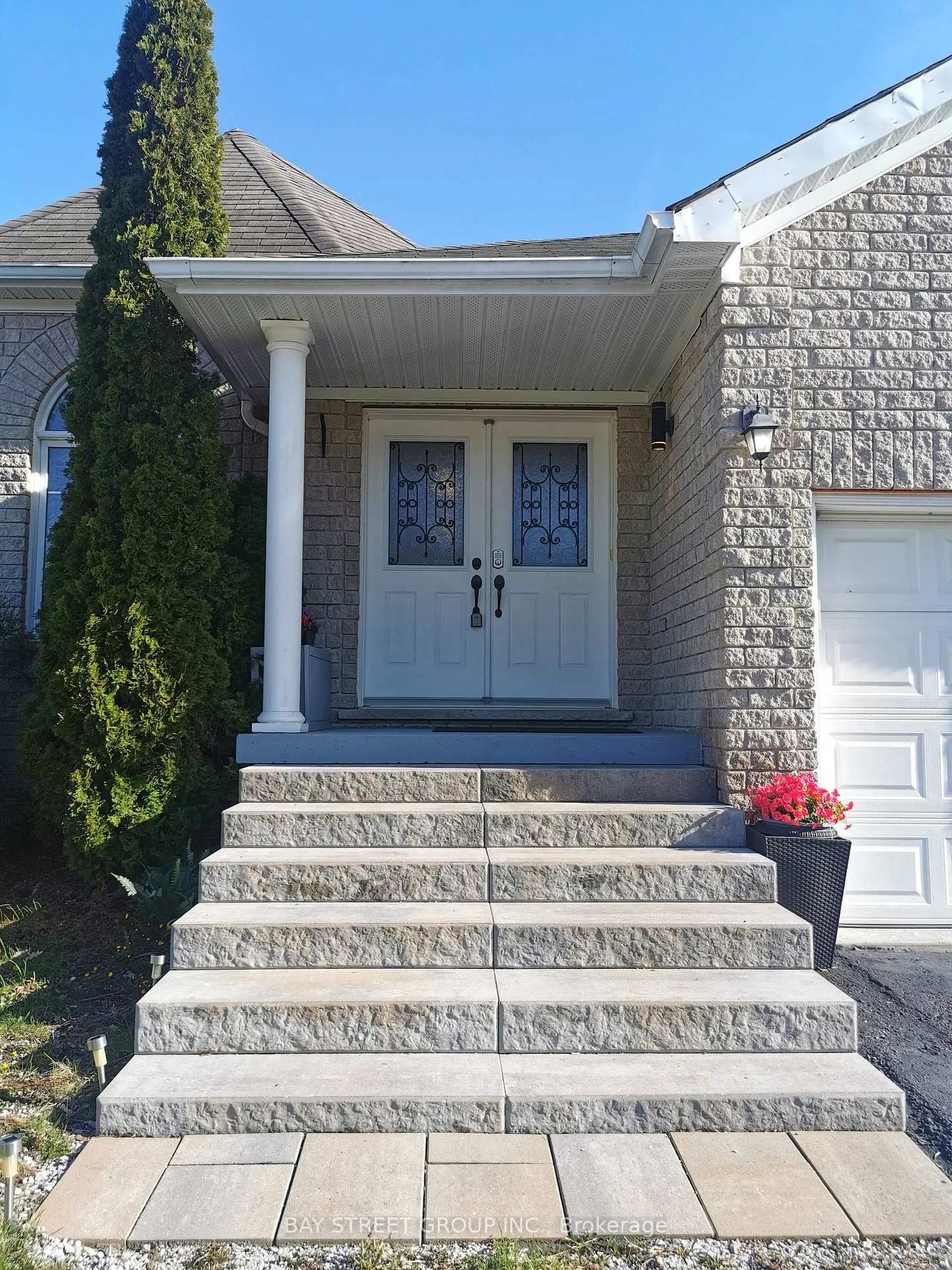 Photo 3 of 19 Falcon Crescent, Barrie, Innis-Shore — HOMEH
