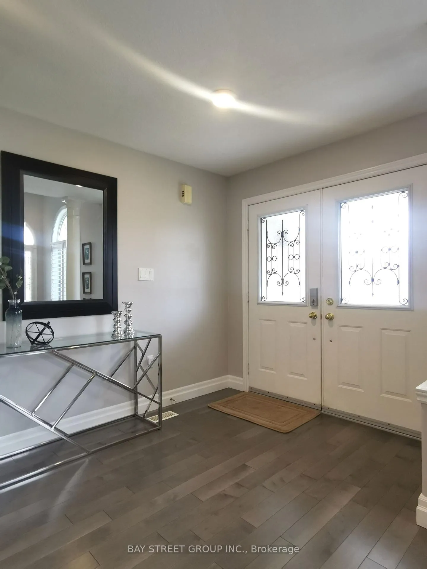 Photo 4 of 19 Falcon Crescent, Barrie, Innis-Shore — HOMEH