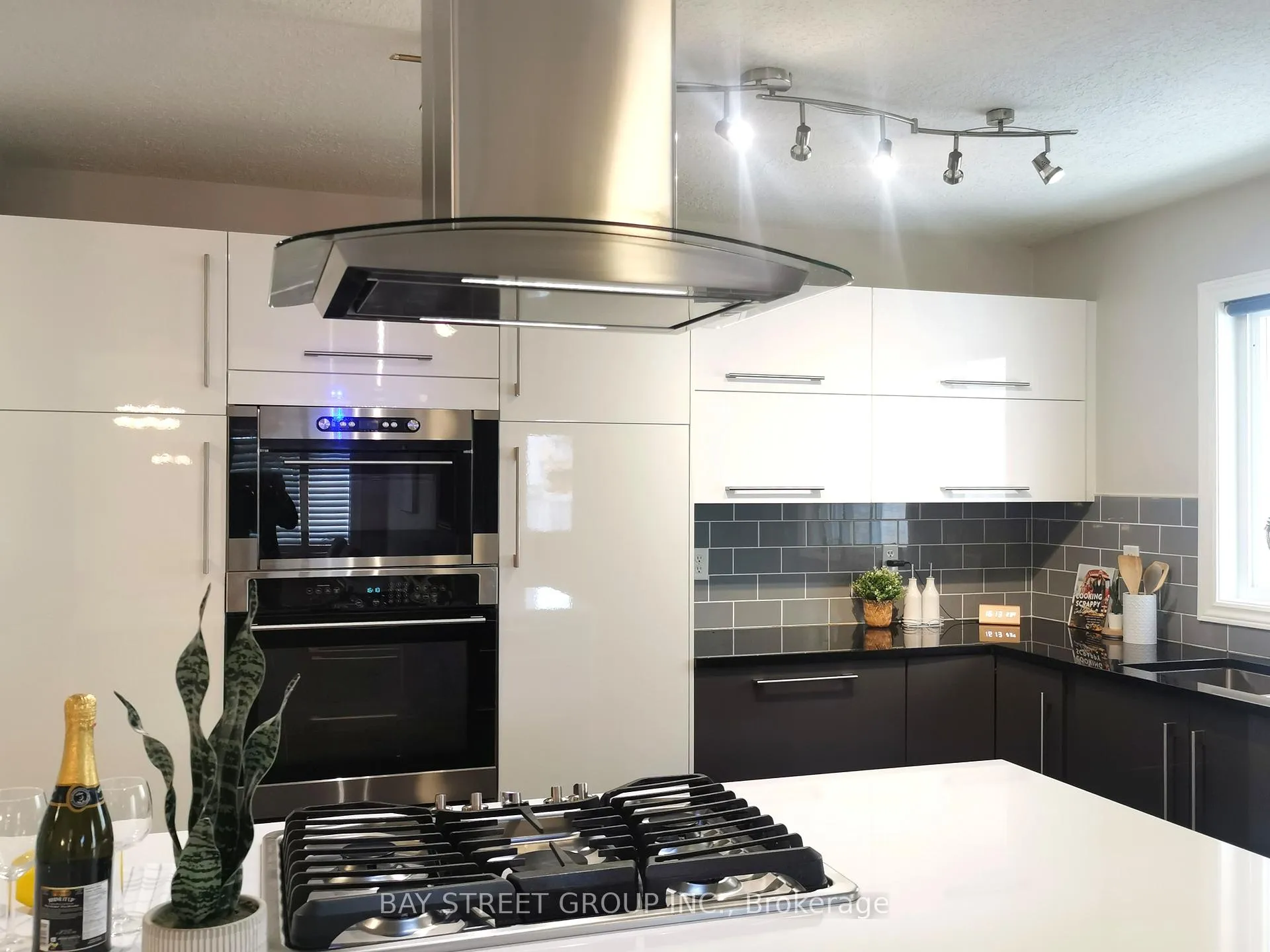 Photo 8 of 19 Falcon Crescent, Barrie, Innis-Shore — HOMEH
