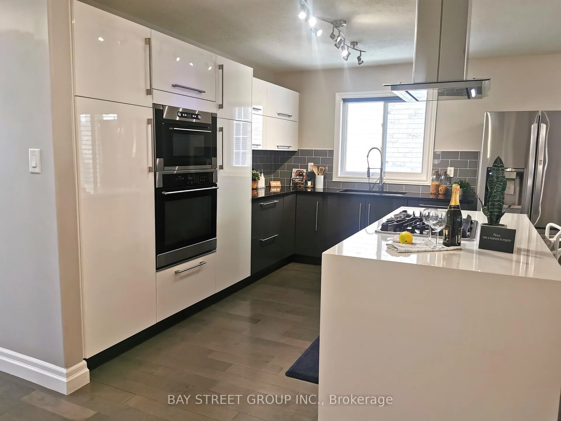 Photo 9 of 19 Falcon Crescent, Barrie, Innis-Shore — HOMEH