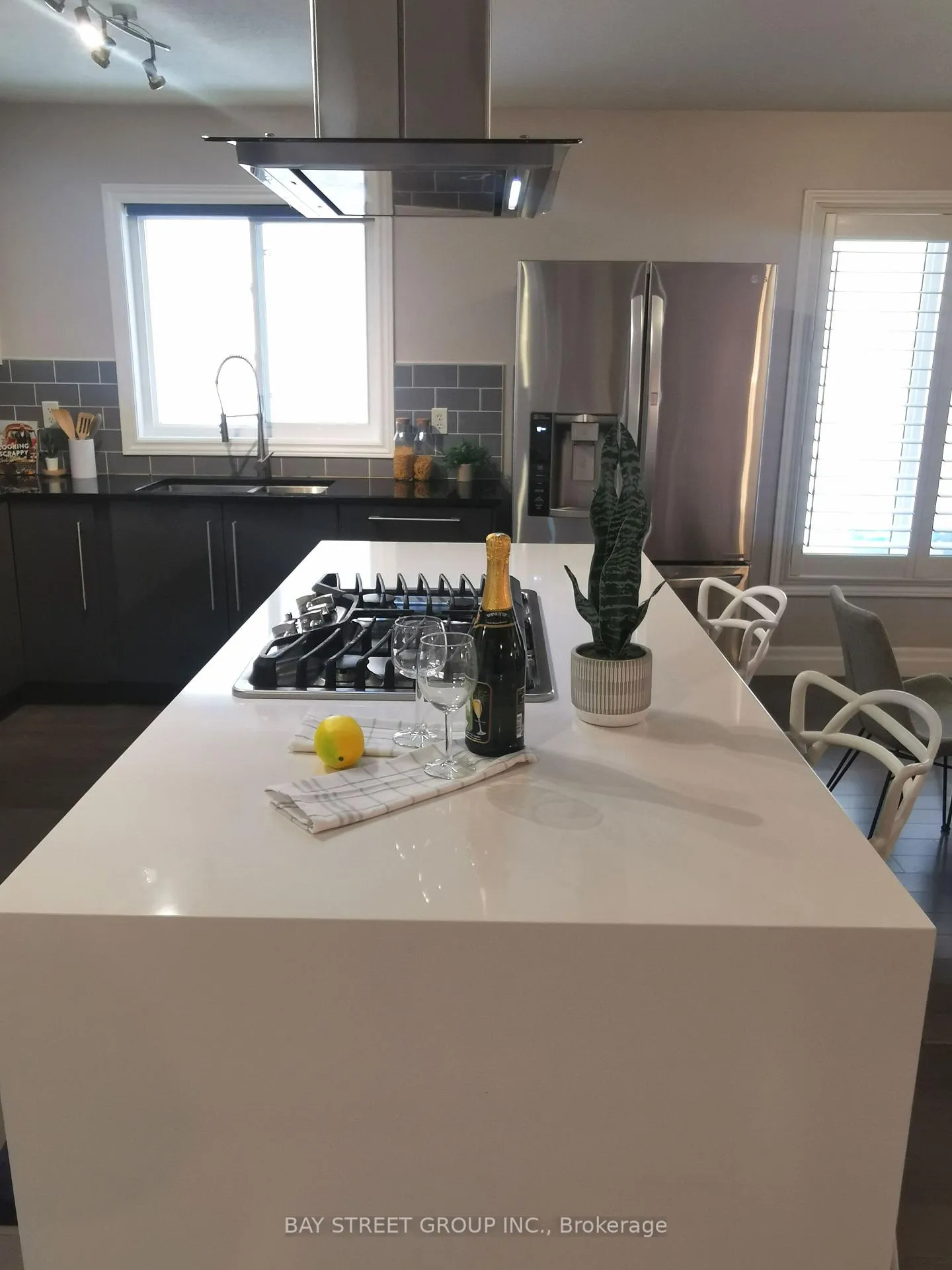 Photo 12 of 19 Falcon Crescent, Barrie, Innis-Shore — HOMEH