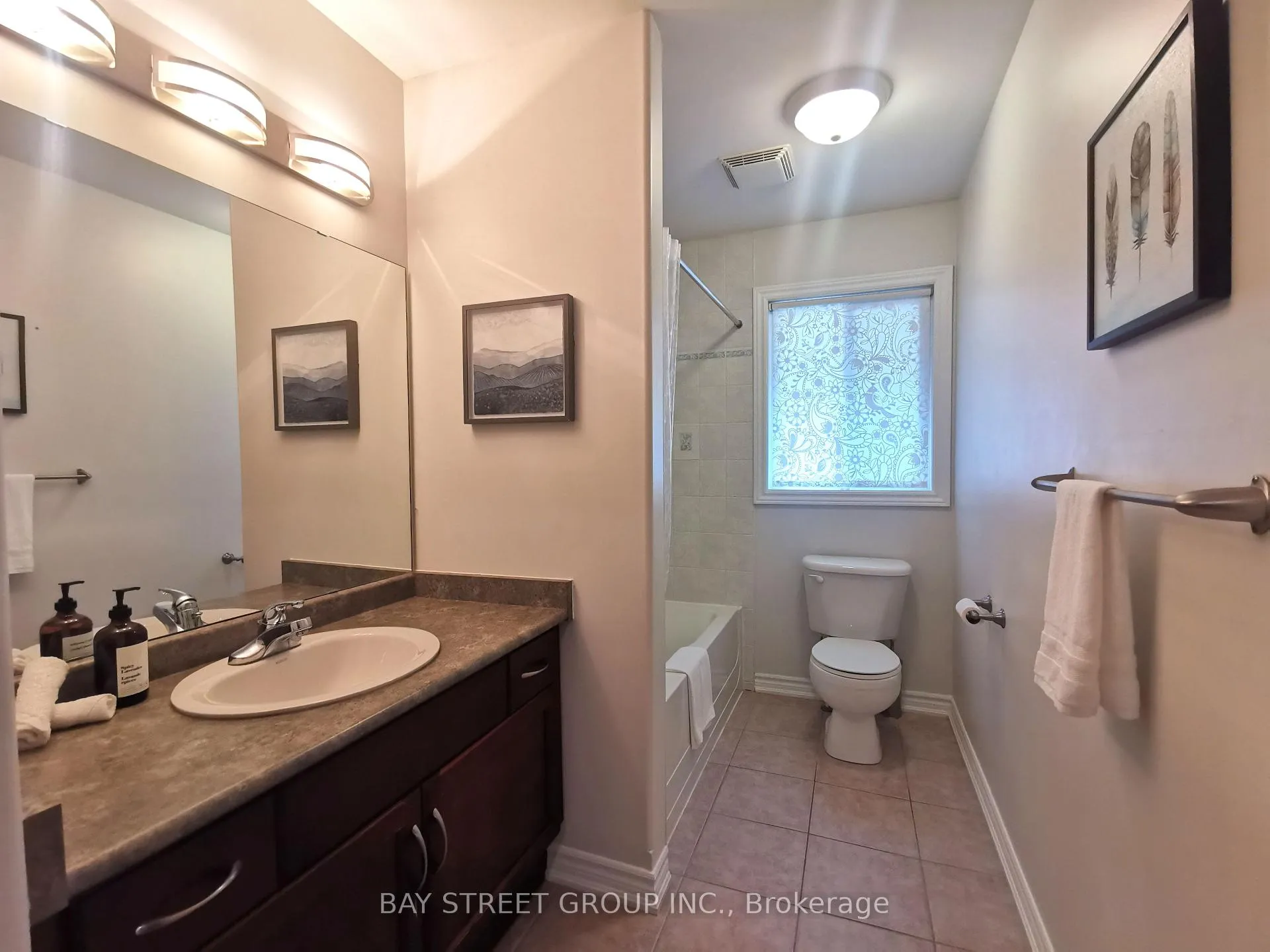 Photo 17 of 19 Falcon Crescent, Barrie, Innis-Shore — HOMEH