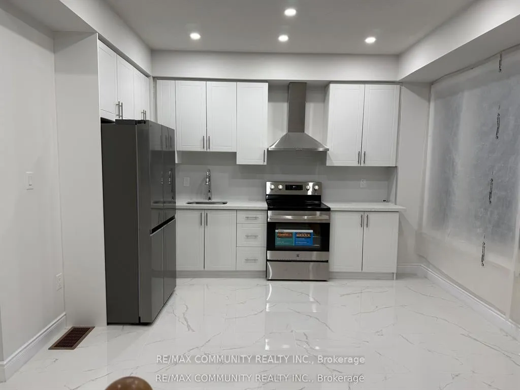 Photo 6 of 387 Tennant Circle, Vaughan, Vellore Village — HOMEH