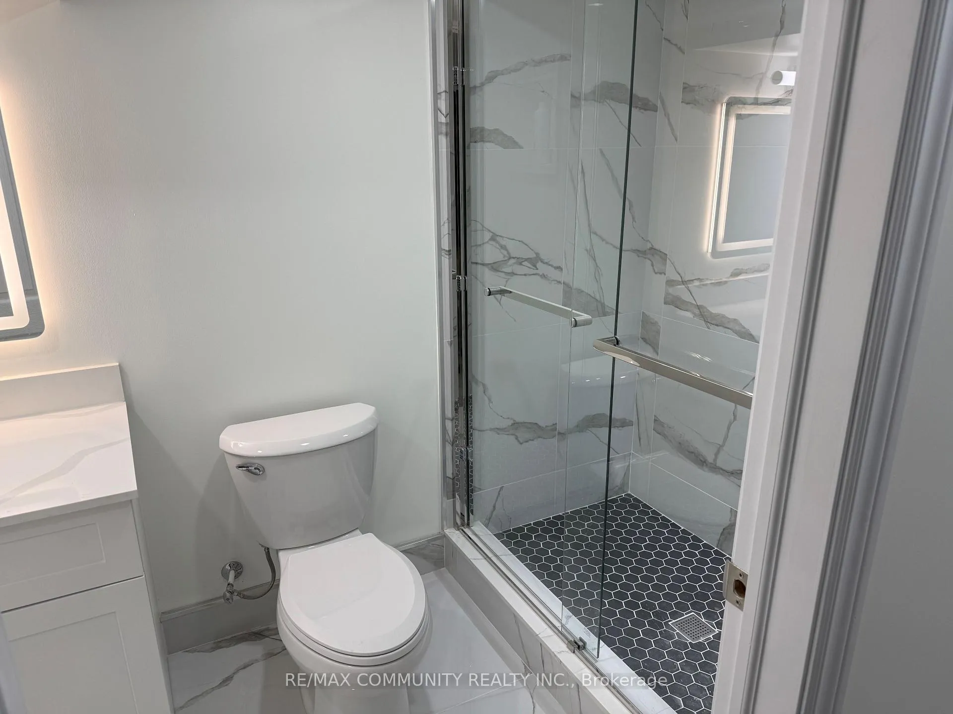 Photo 4 of 387 Tennant Circle, Vaughan, Vellore Village — HOMEH