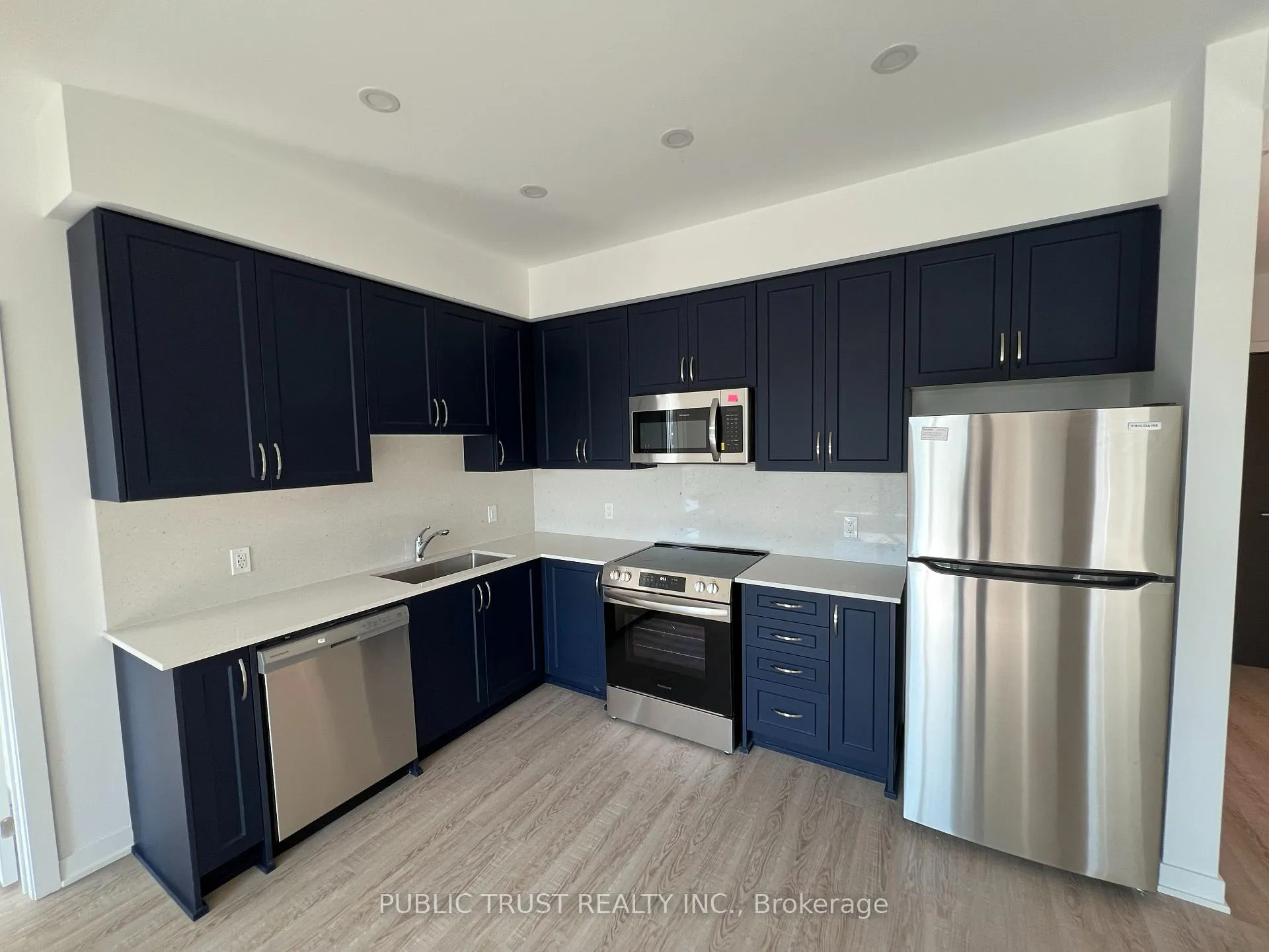 Photo 3 of Unit 211, 385 Arctic Red Dr, Oshawa, Windfields — HOMEH