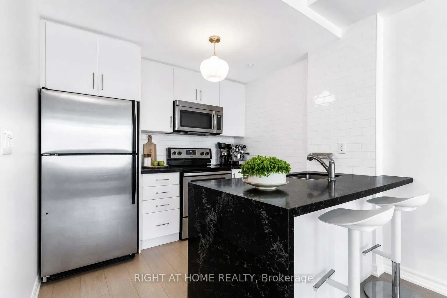 Photo 11 of Unit 15, 10 Carnation Avenue, Etobicoke, Long Branch — HOMEH