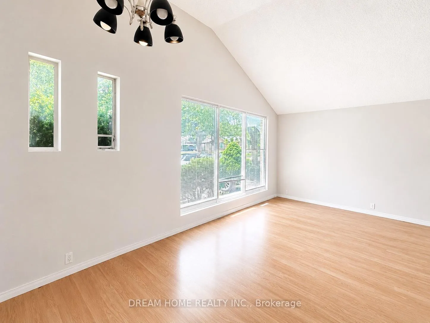 Photo 3 of Unit Main Floor, 26 Arlene Crescent, Scarborough, Bendale — HOMEH