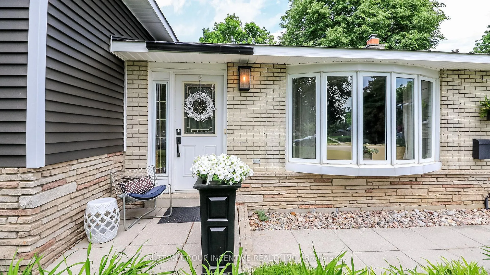 Photo 3 of 18 Jill's Court, Barrie, Grove East — HOMEH