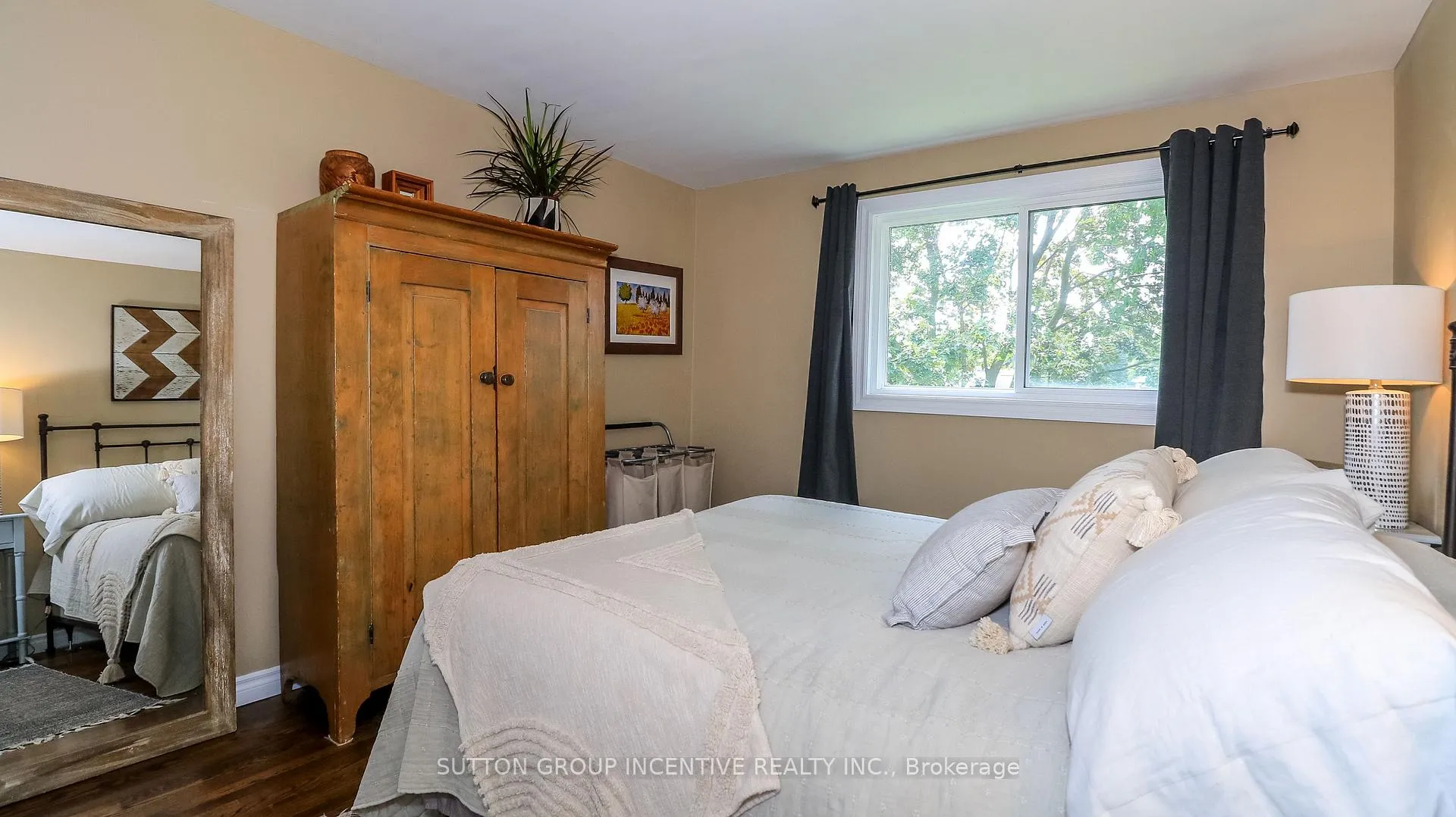 Photo 12 of 18 Jill's Court, Barrie, Grove East — HOMEH