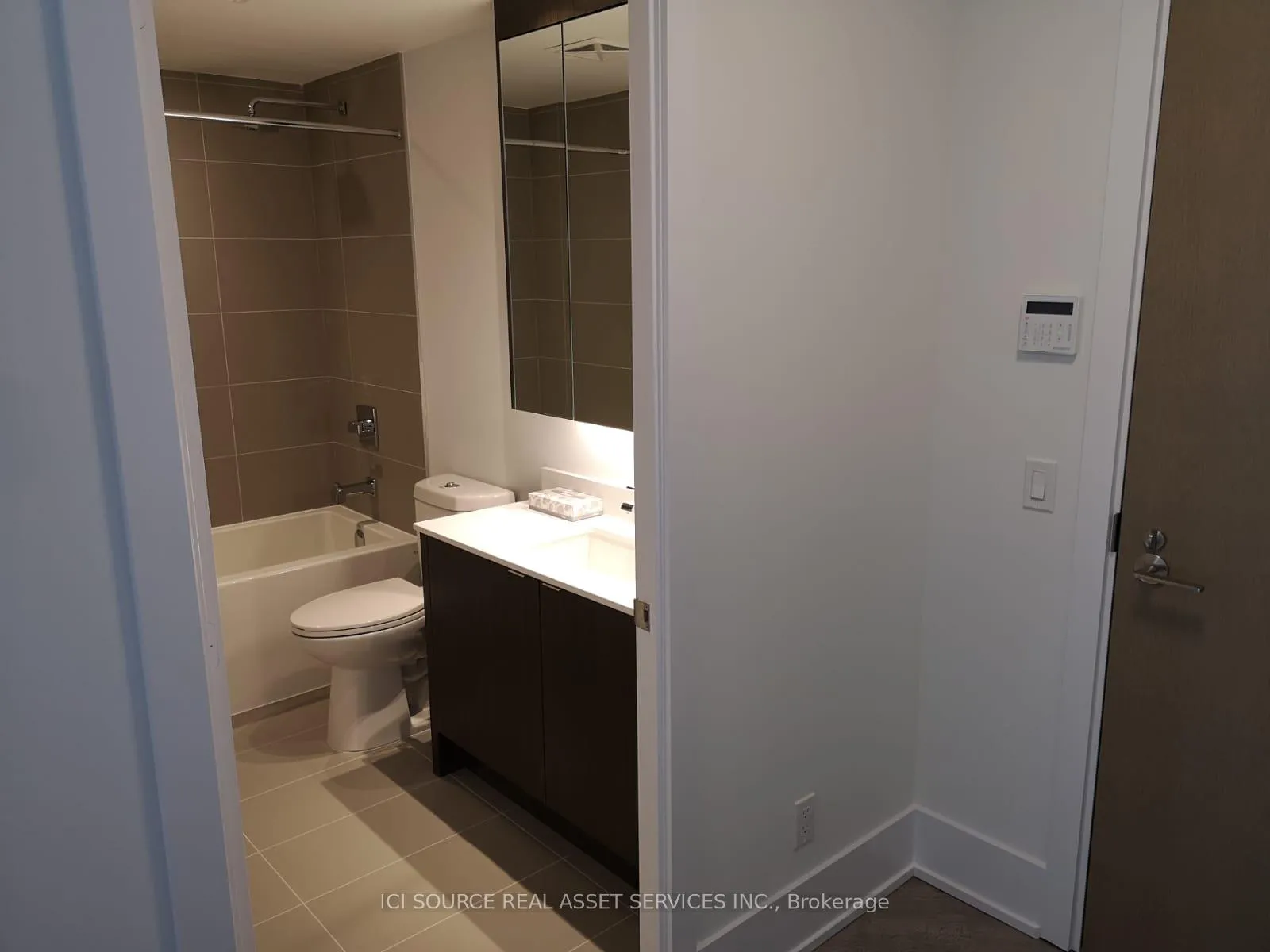 Photo 9 of Unit 407, 1 Edgewater Drive, Toronto, Waterfront Communities — HOMEH