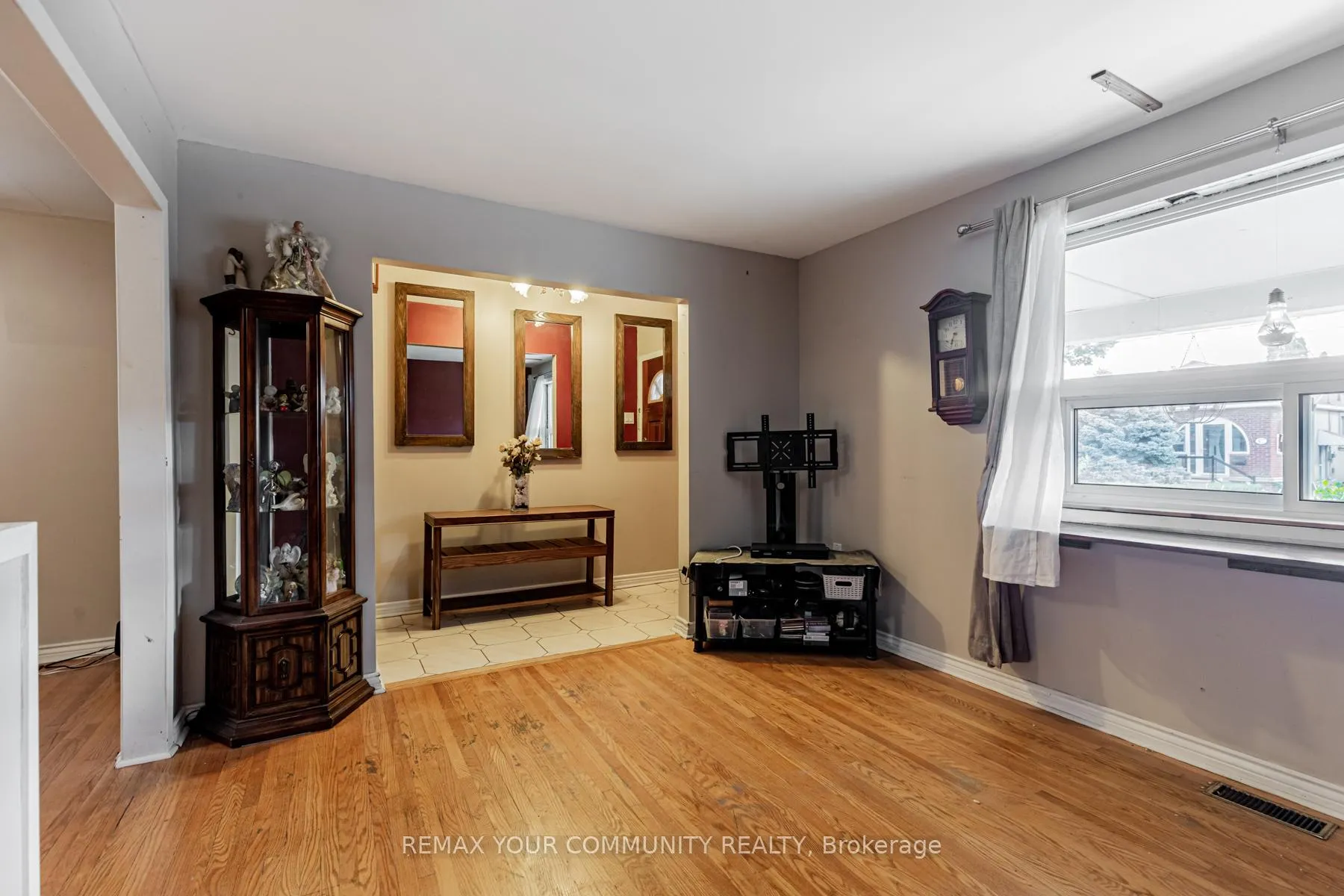 Photo 8 of 48 Cayuga Avenue, Toronto, Rockcliffe-Smythe — HOMEH