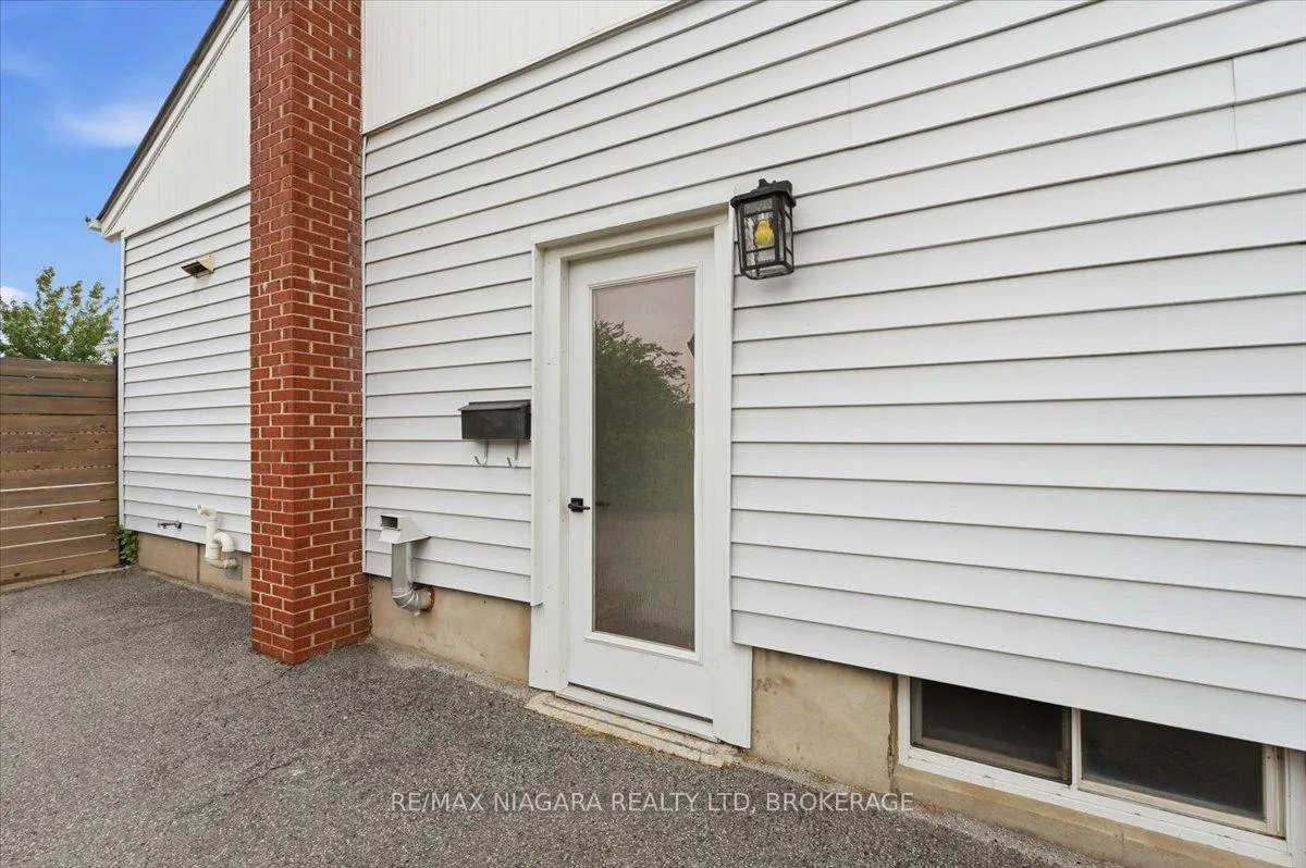 Photo 3 of 7 Sequoia Avenue, St. Catharines, Bunting/Linwell — HOMEH