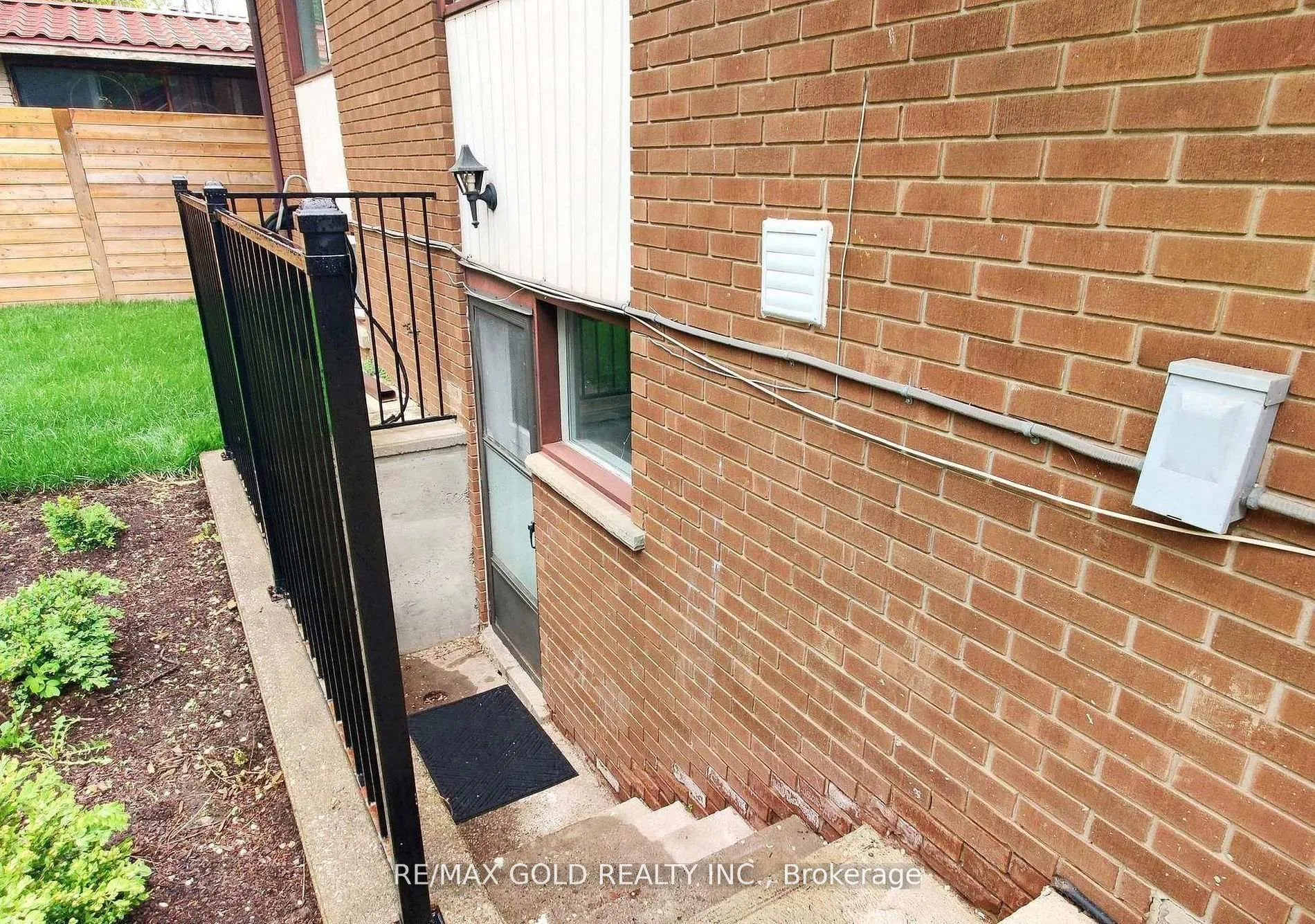Photo 49 of 61 Centre Street N, Brampton, Brampton North — HOMEH