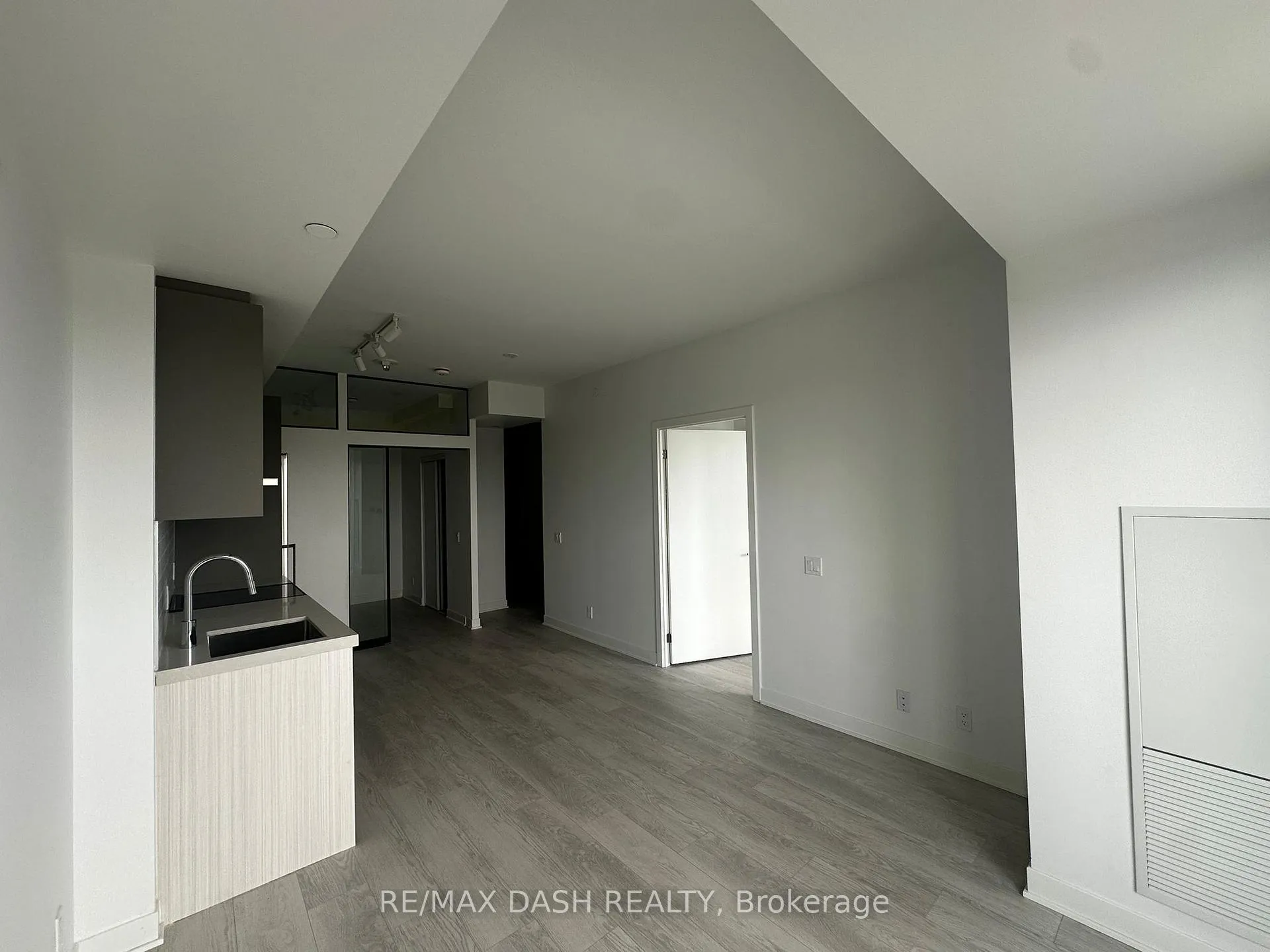 Photo 13 of Unit 506, 10 Flavelle Trail, Vaughan, Steeles West Industrial — HOMEH