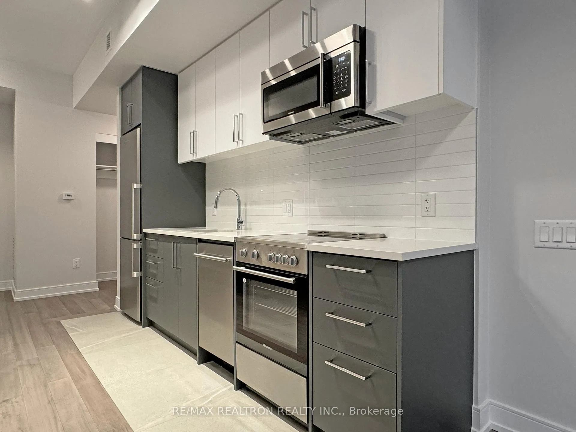 Photo 3 of Unit 202, 2525 Bathurst Street, Toronto, Forest Hill North — HOMEH