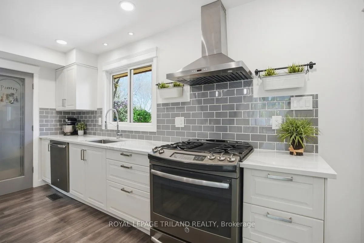 Photo 13 of 255 Highview Crescent, London, South O — HOMEH